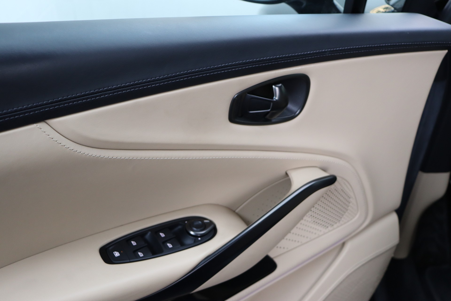 ASTON MARTIN DBX 4.0 V8-image-22