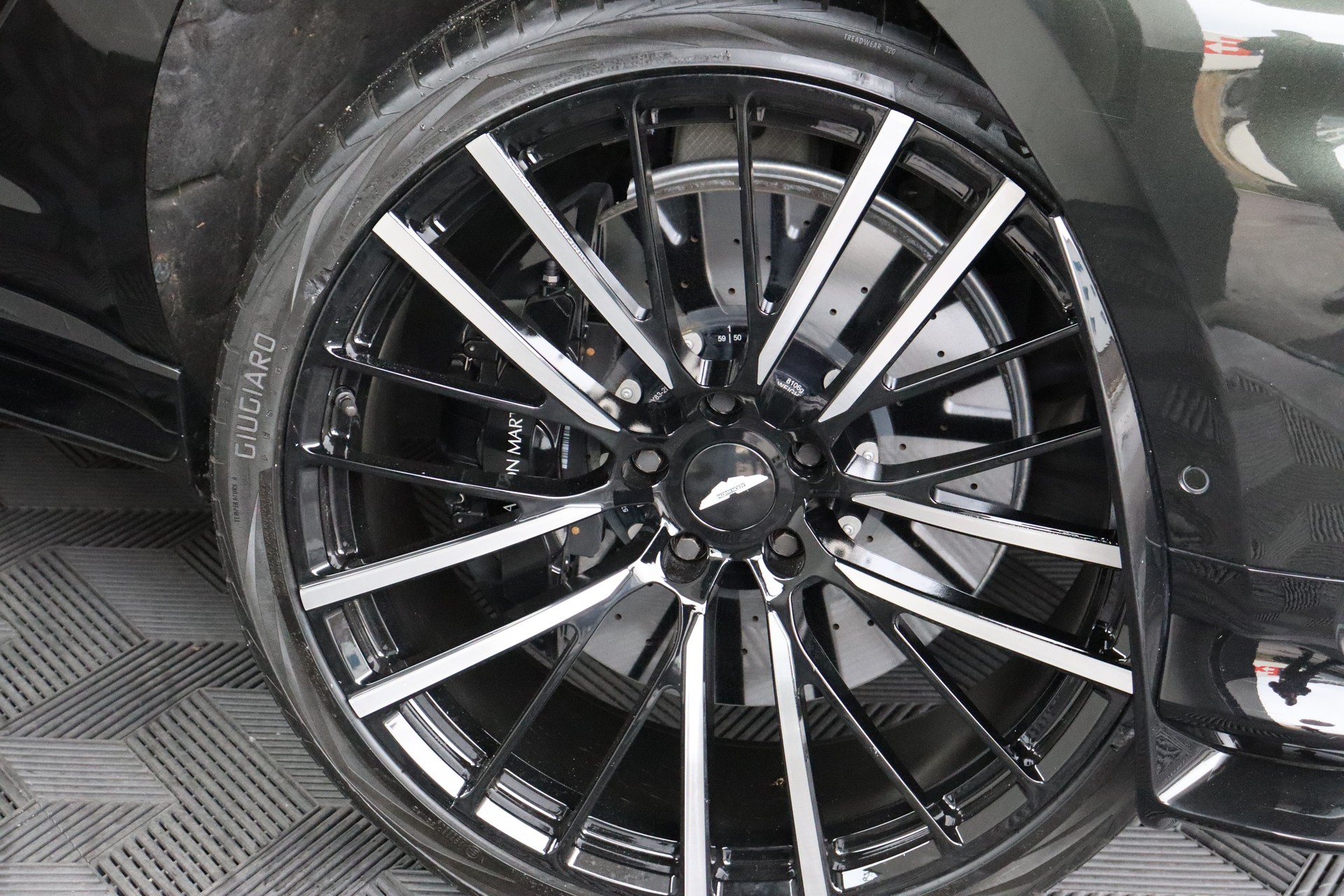 ASTON MARTIN DBX 4.0 V8-image-7