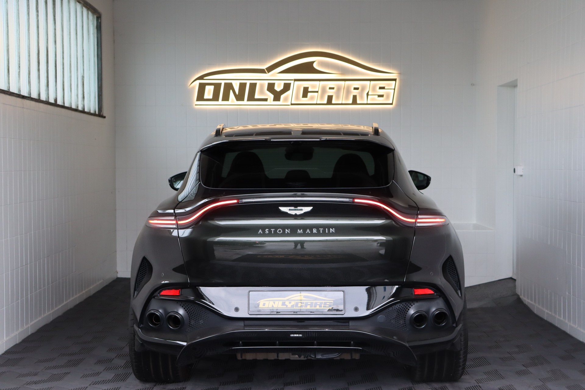 ASTON MARTIN DBX 4.0 V8-image-15
