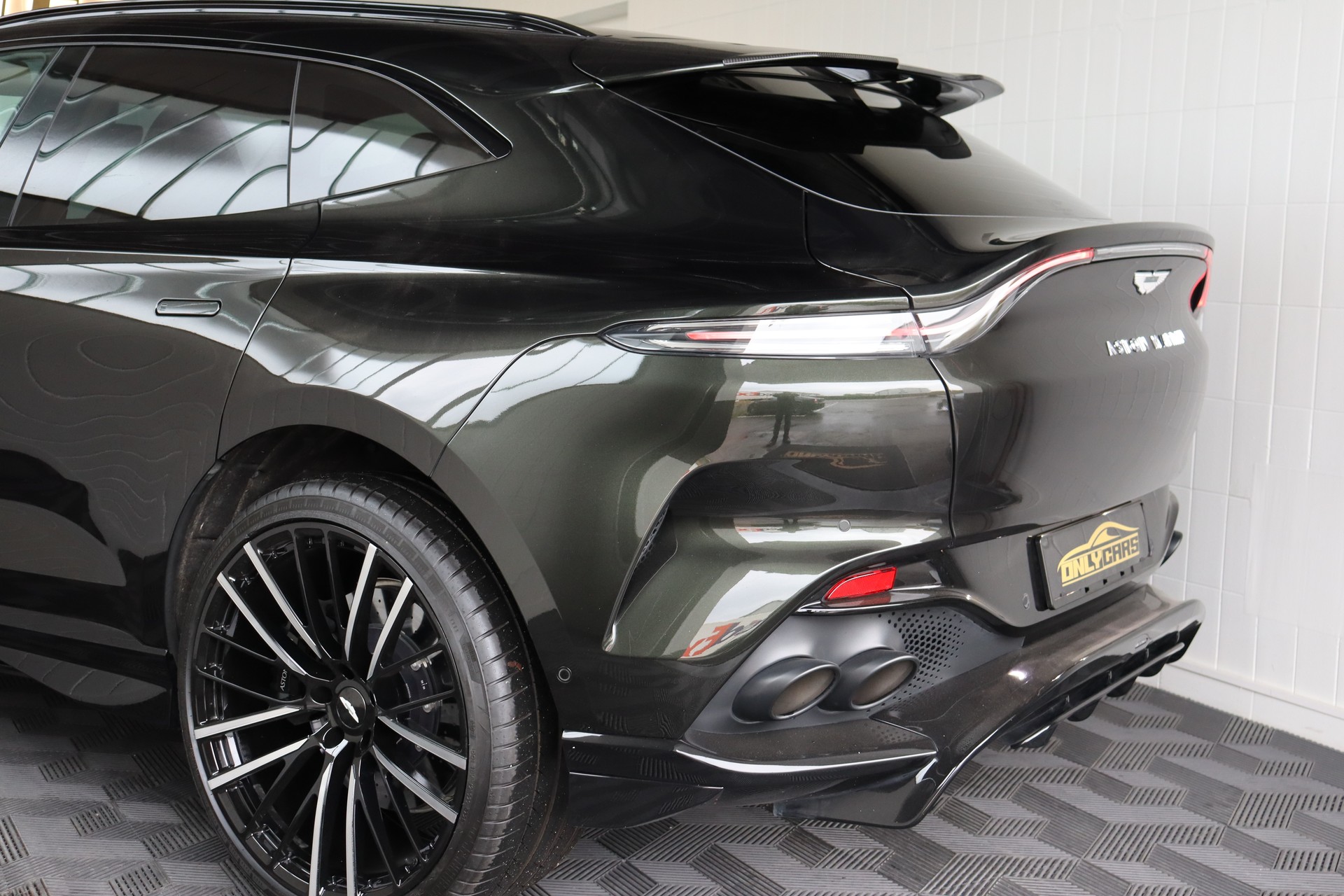 ASTON MARTIN DBX 4.0 V8-image-10
