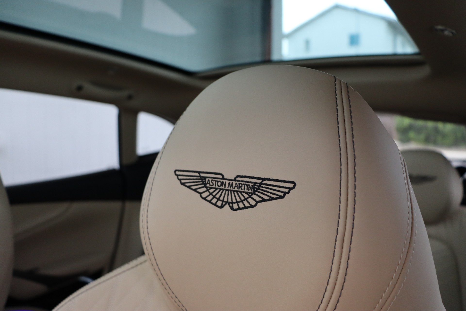 ASTON MARTIN DBX 4.0 V8-image-28