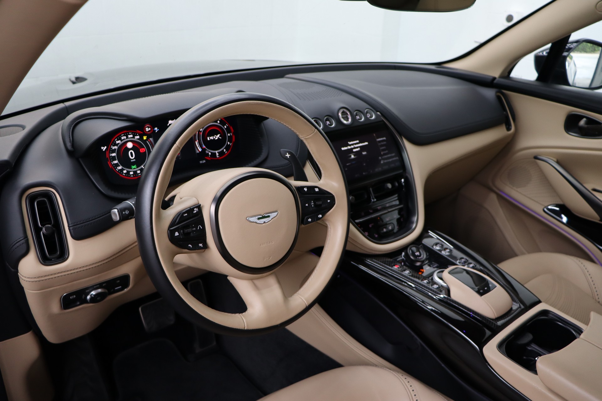ASTON MARTIN DBX 4.0 V8-image-17