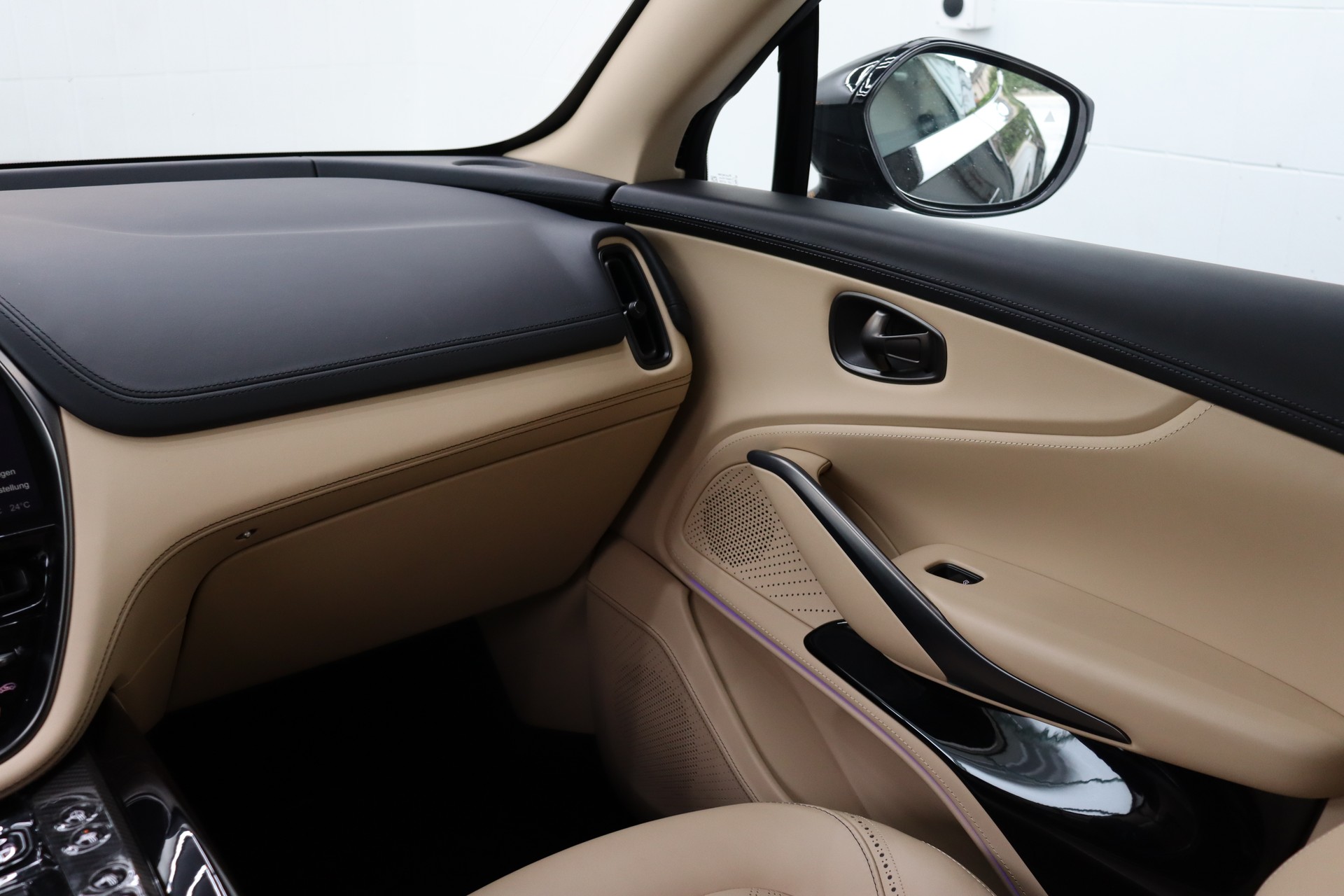ASTON MARTIN DBX 4.0 V8-image-25