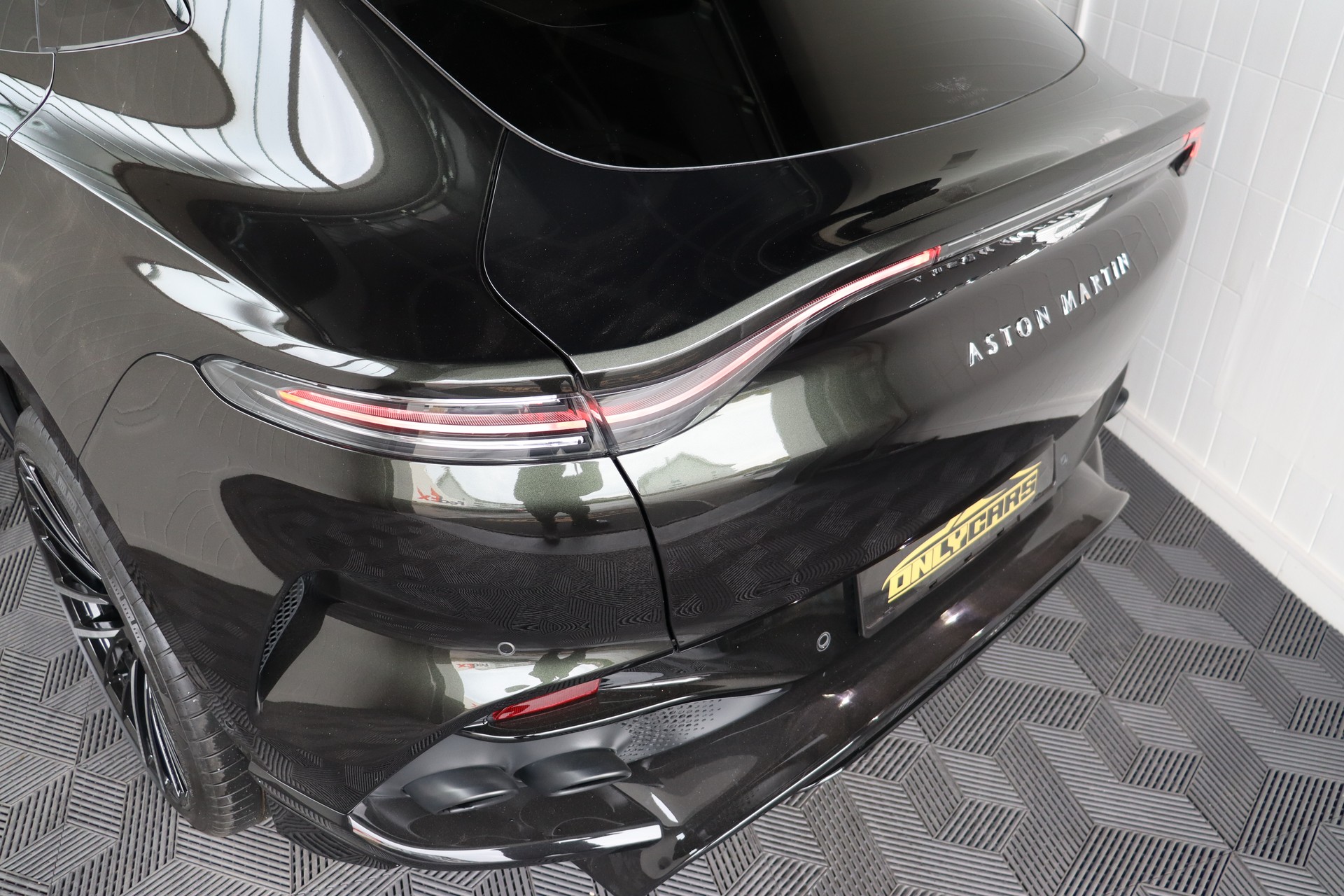 ASTON MARTIN DBX 4.0 V8-image-14
