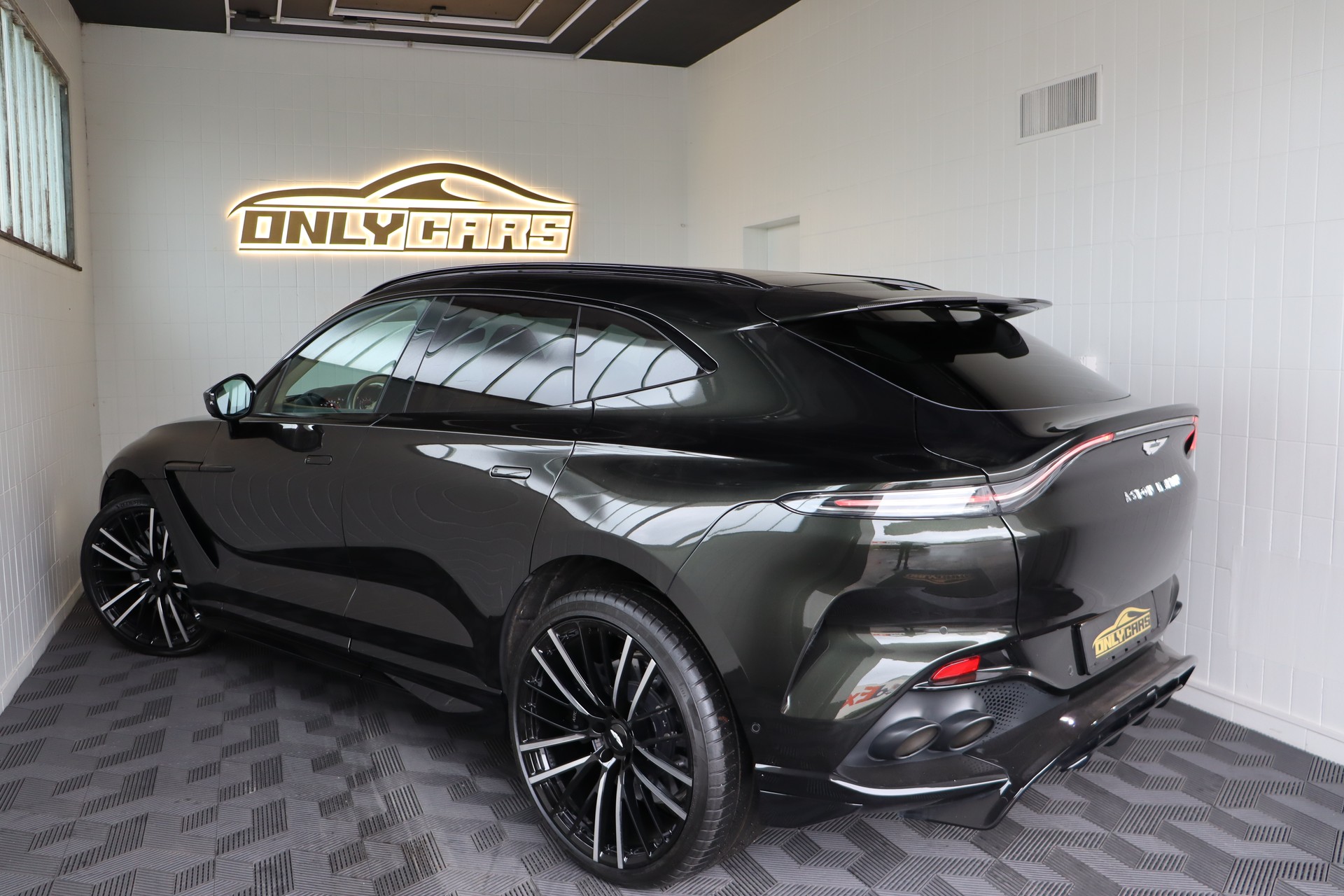 ASTON MARTIN DBX 4.0 V8-image-9