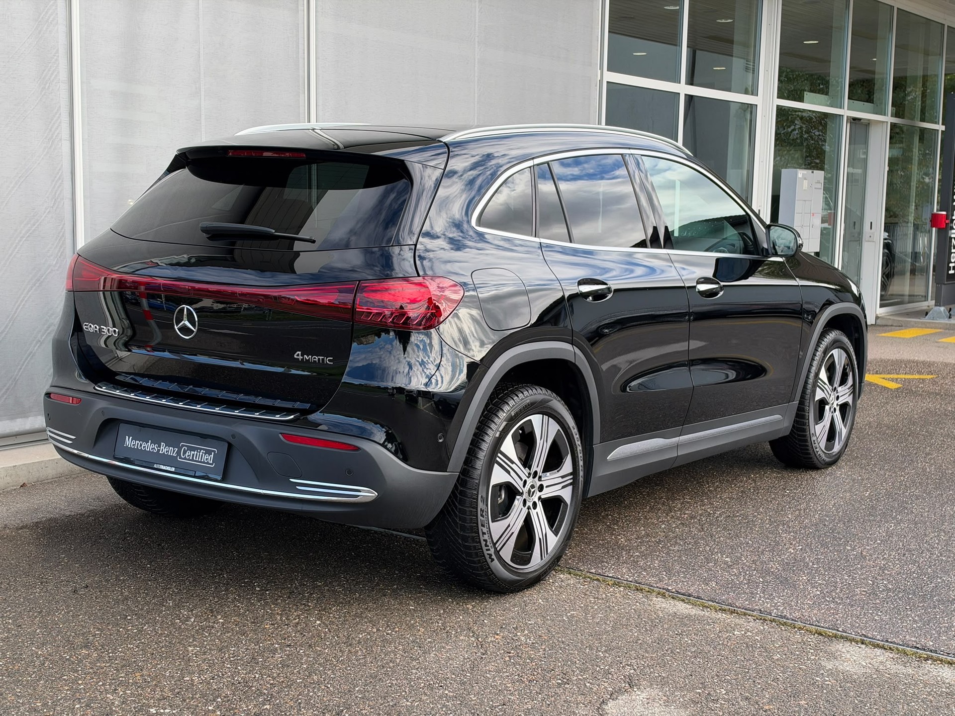 MERCEDES-BENZ EQA 300 4Matic Swiss Star-image-2