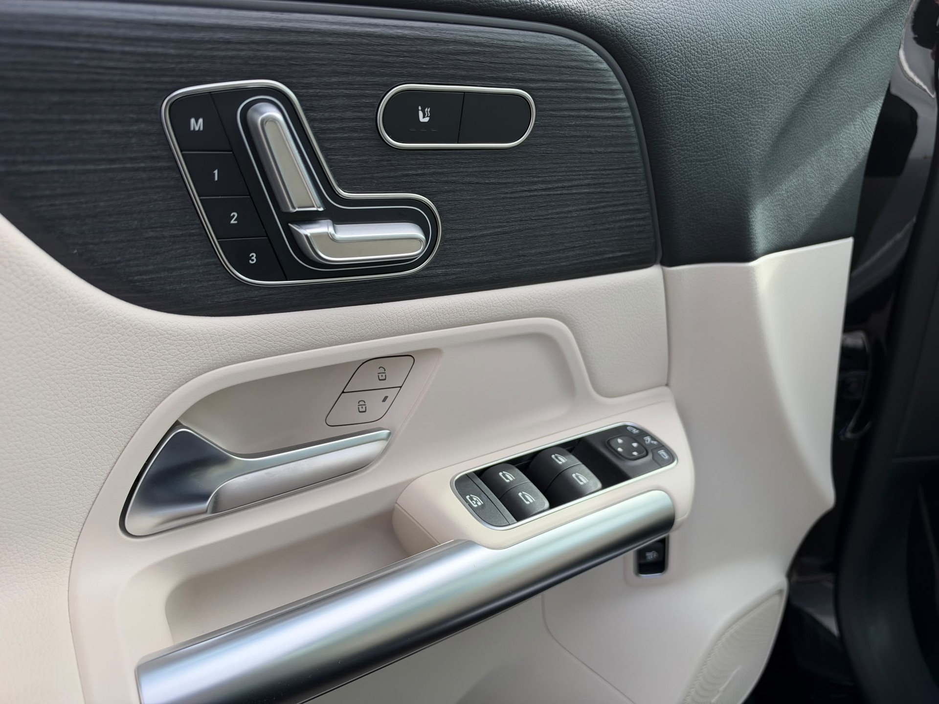 MERCEDES-BENZ EQA 300 4Matic Swiss Star-image-11