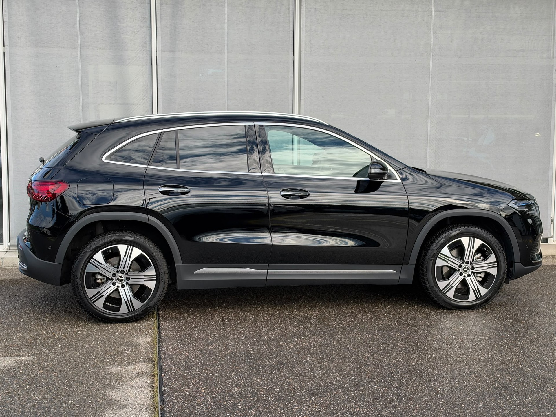 MERCEDES-BENZ EQA 300 4Matic Swiss Star-image-1