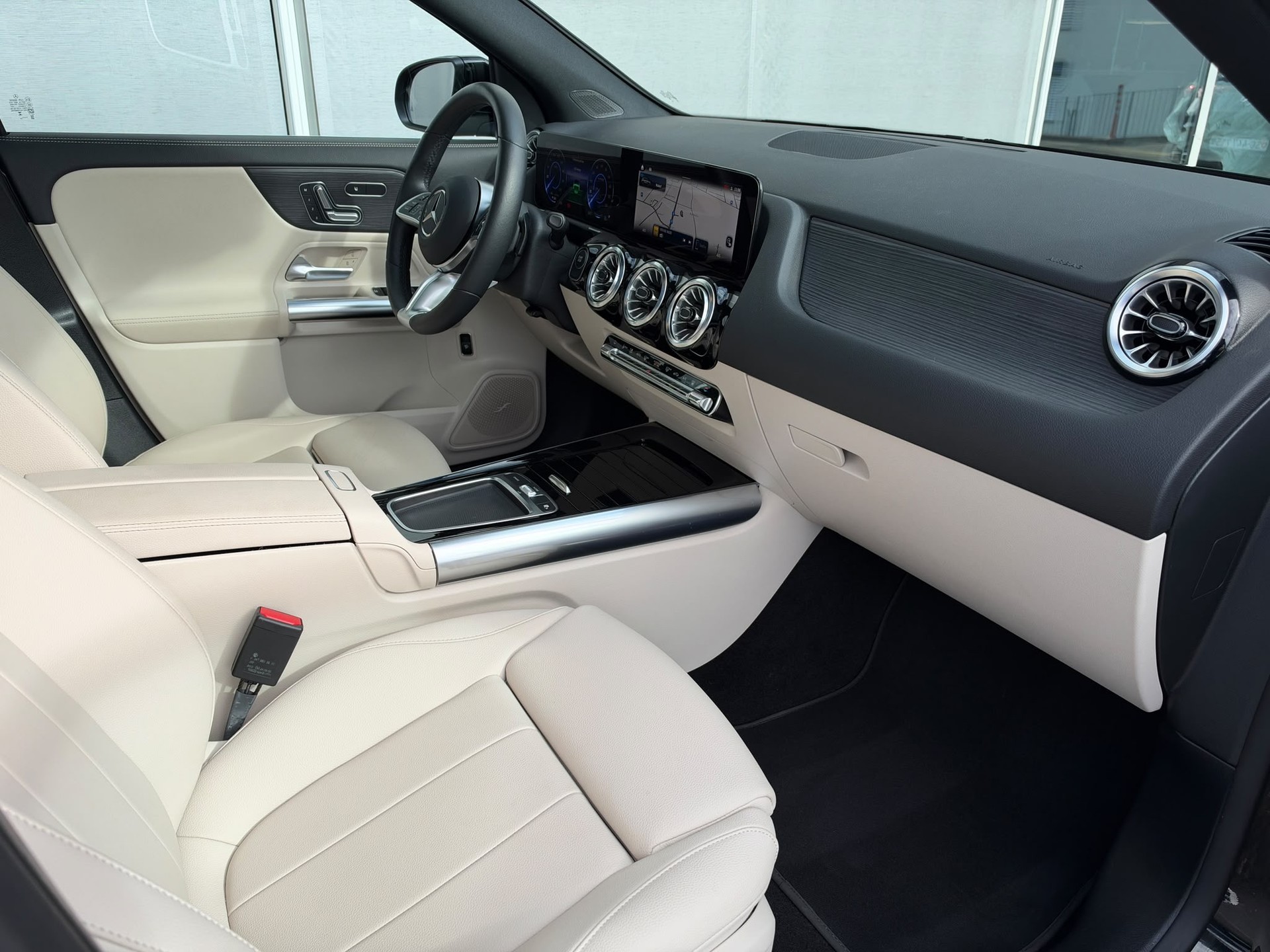 MERCEDES-BENZ EQA 300 4Matic Swiss Star-image-4