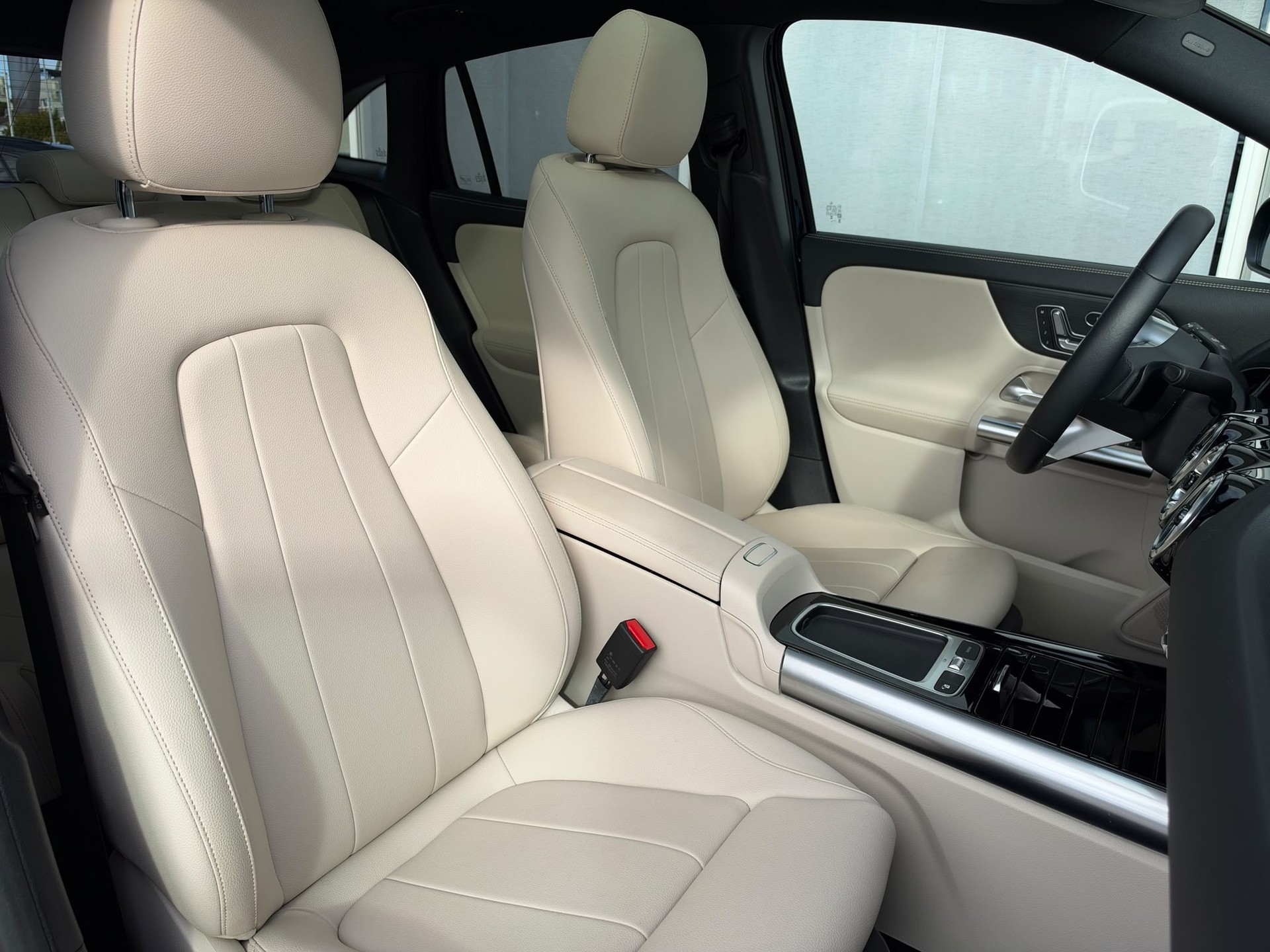 MERCEDES-BENZ EQA 300 4Matic Swiss Star-image-5