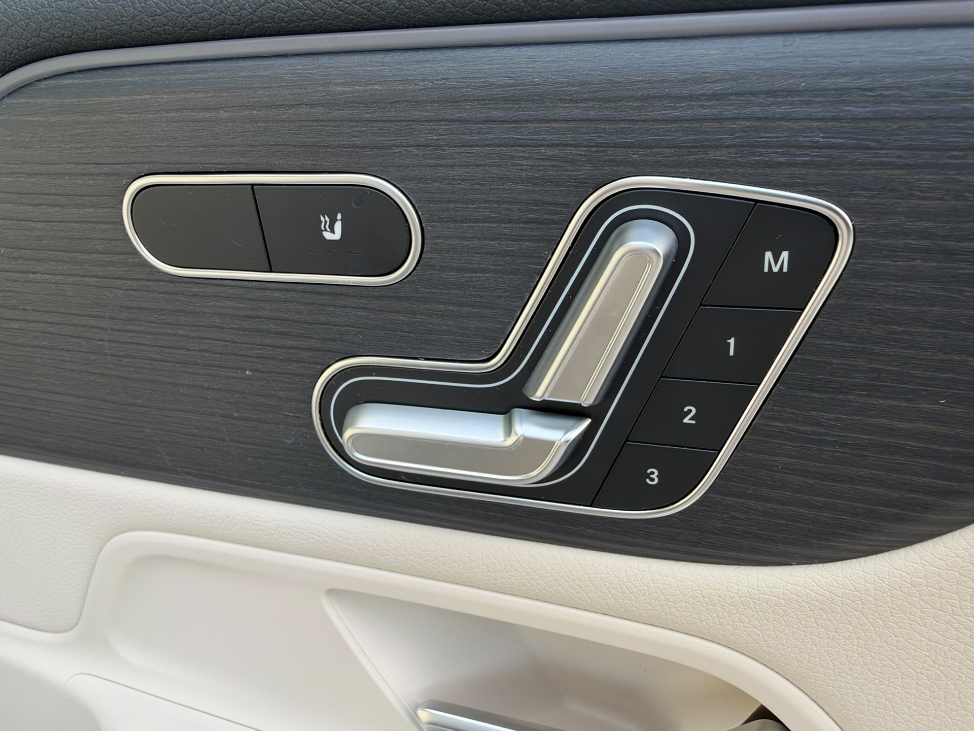 MERCEDES-BENZ EQA 300 4Matic Swiss Star-image-9