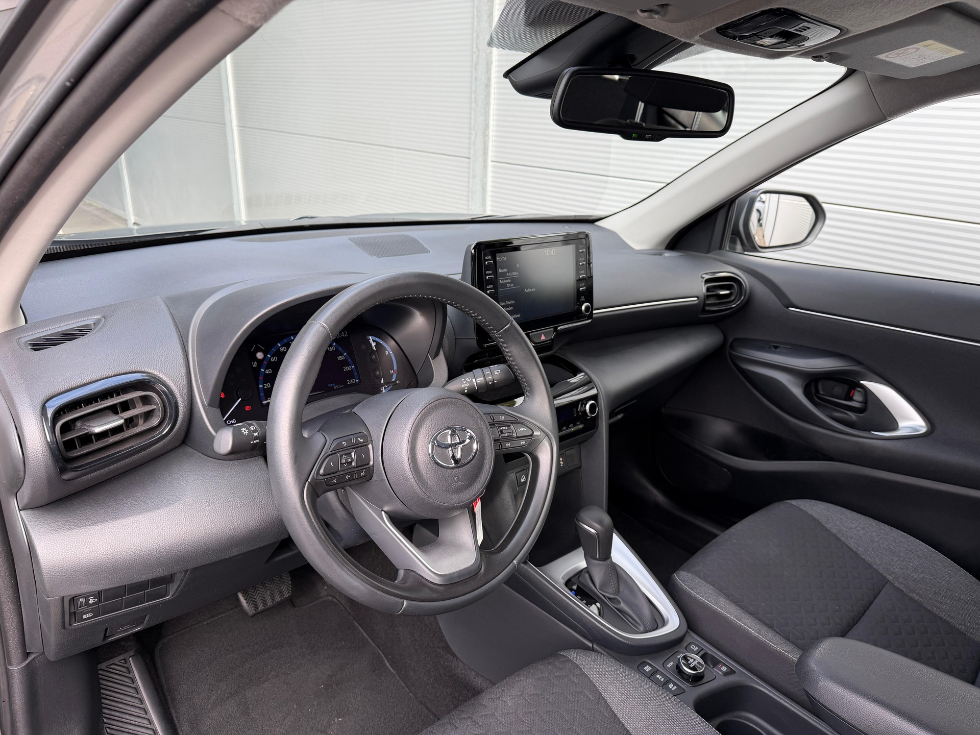 TOYOTA Yaris Cross 1.5 VVT-i HSD Comfort AWD-i-image-6