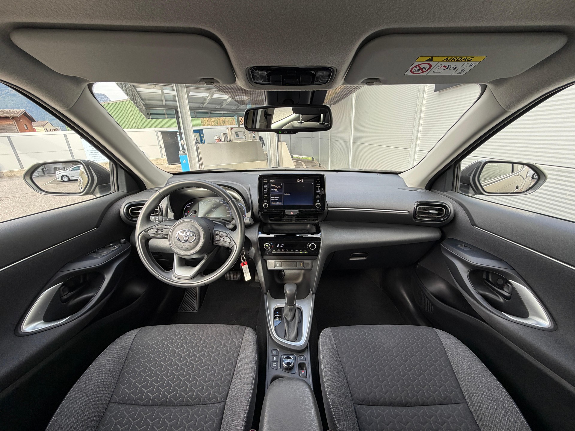 TOYOTA Yaris Cross 1.5 VVT-i HSD Comfort AWD-i-image-5