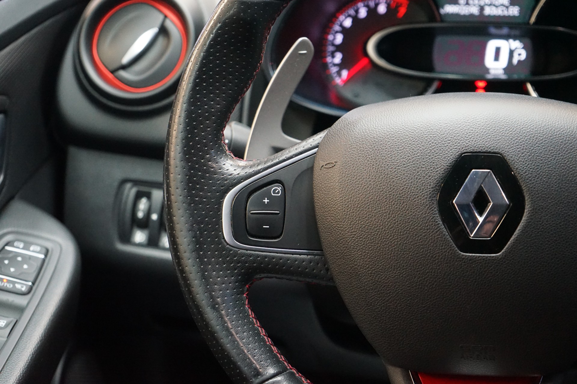 RENAULT Clio 1.6 T RS 200 EDC-image-8
