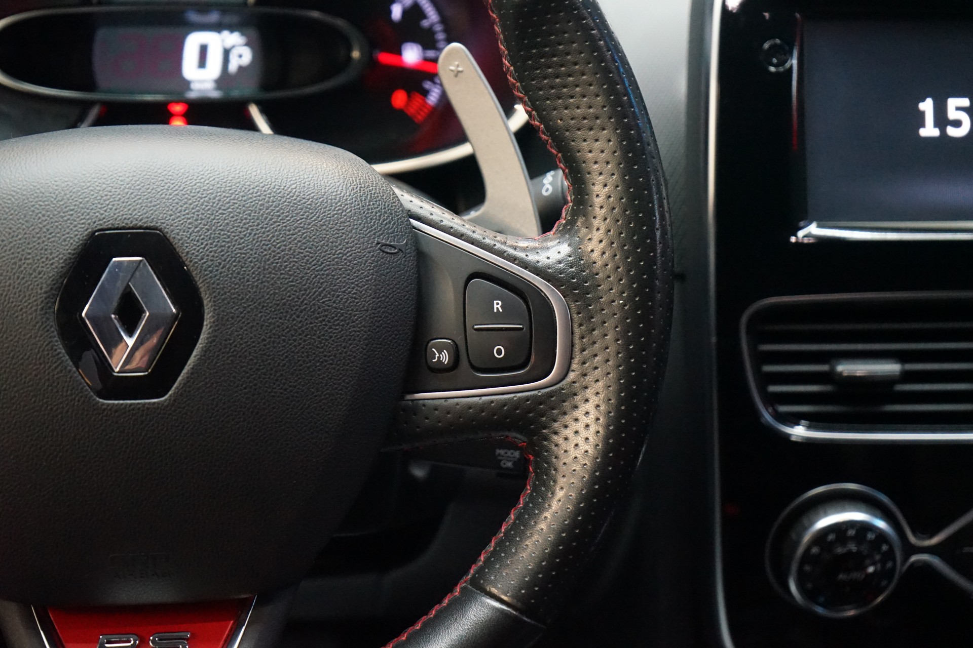 RENAULT Clio 1.6 T RS 200 EDC-image-9
