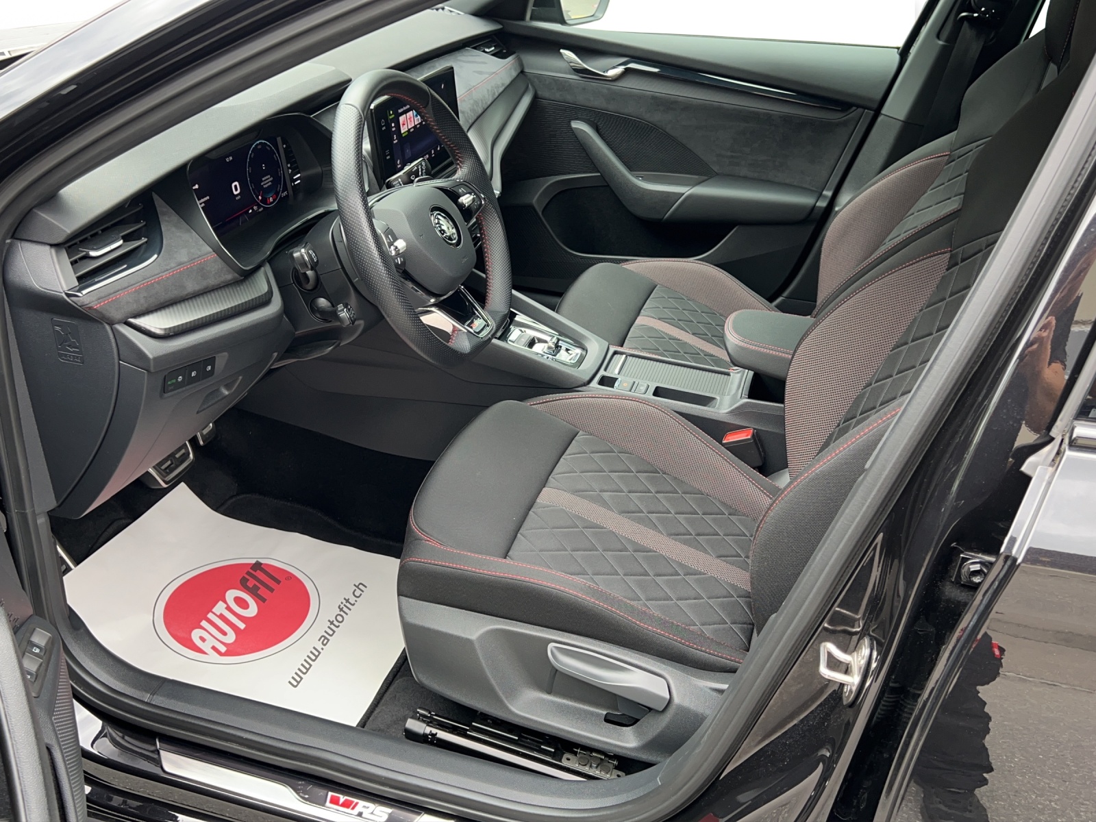SKODA Octavia Combi 1.4 TSI PHEV DSG RS-image-8