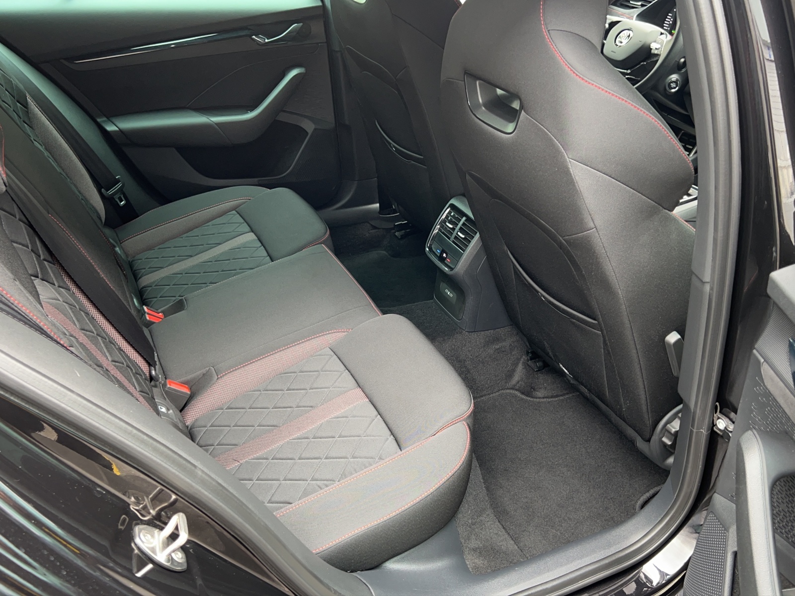 SKODA Octavia Combi 1.4 TSI PHEV DSG RS-image-16