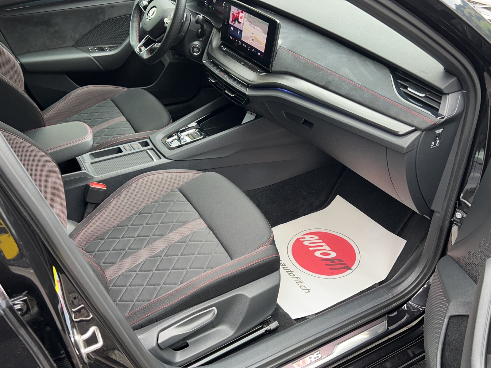 SKODA Octavia Combi 1.4 TSI PHEV DSG RS-image-9