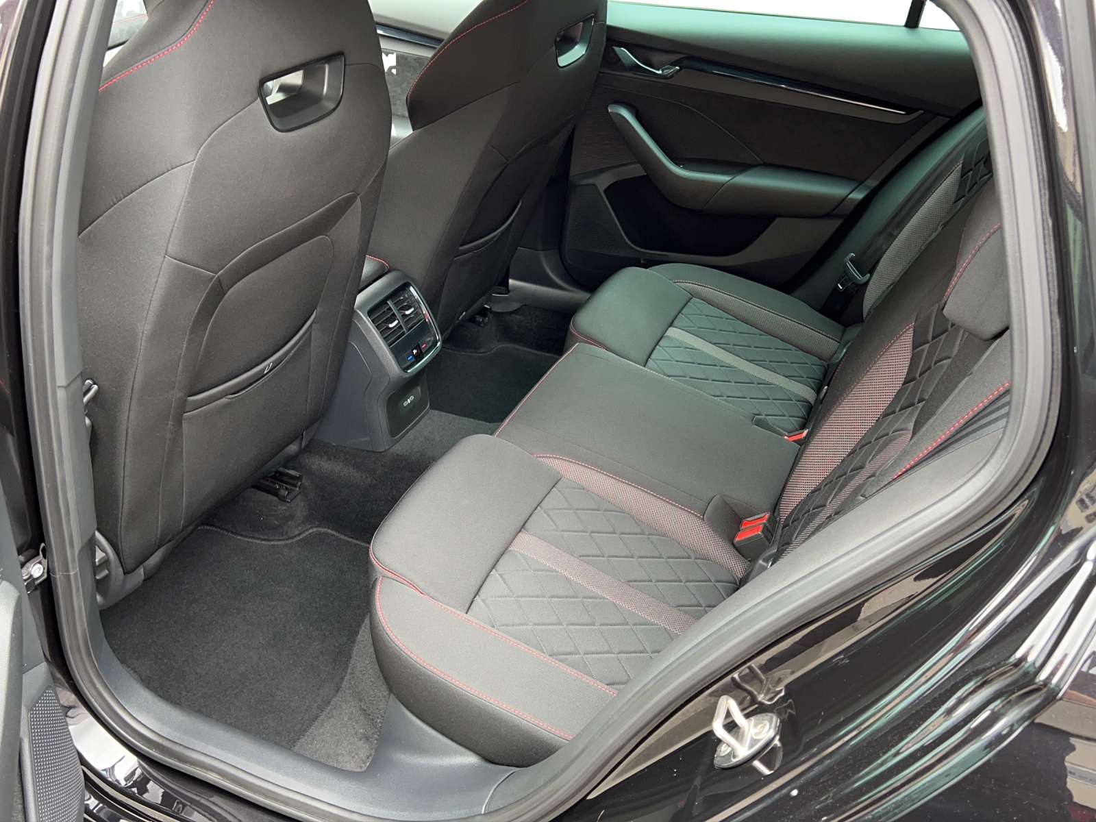 SKODA Octavia Combi 1.4 TSI PHEV DSG RS-image-15