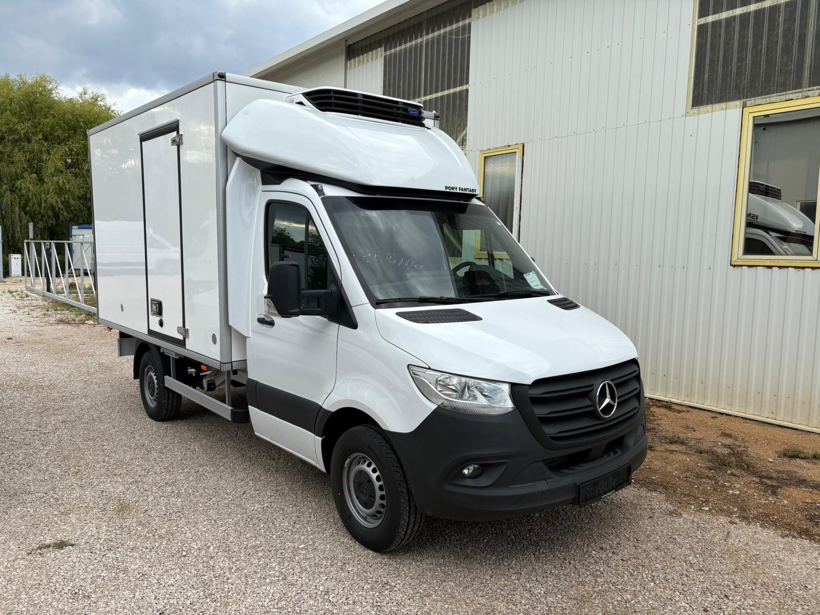 MERCEDES-BENZ 317 CDI Automat mit Kühlkoffer Minus 20 Grad und Ahk. 2000kg.-image-1