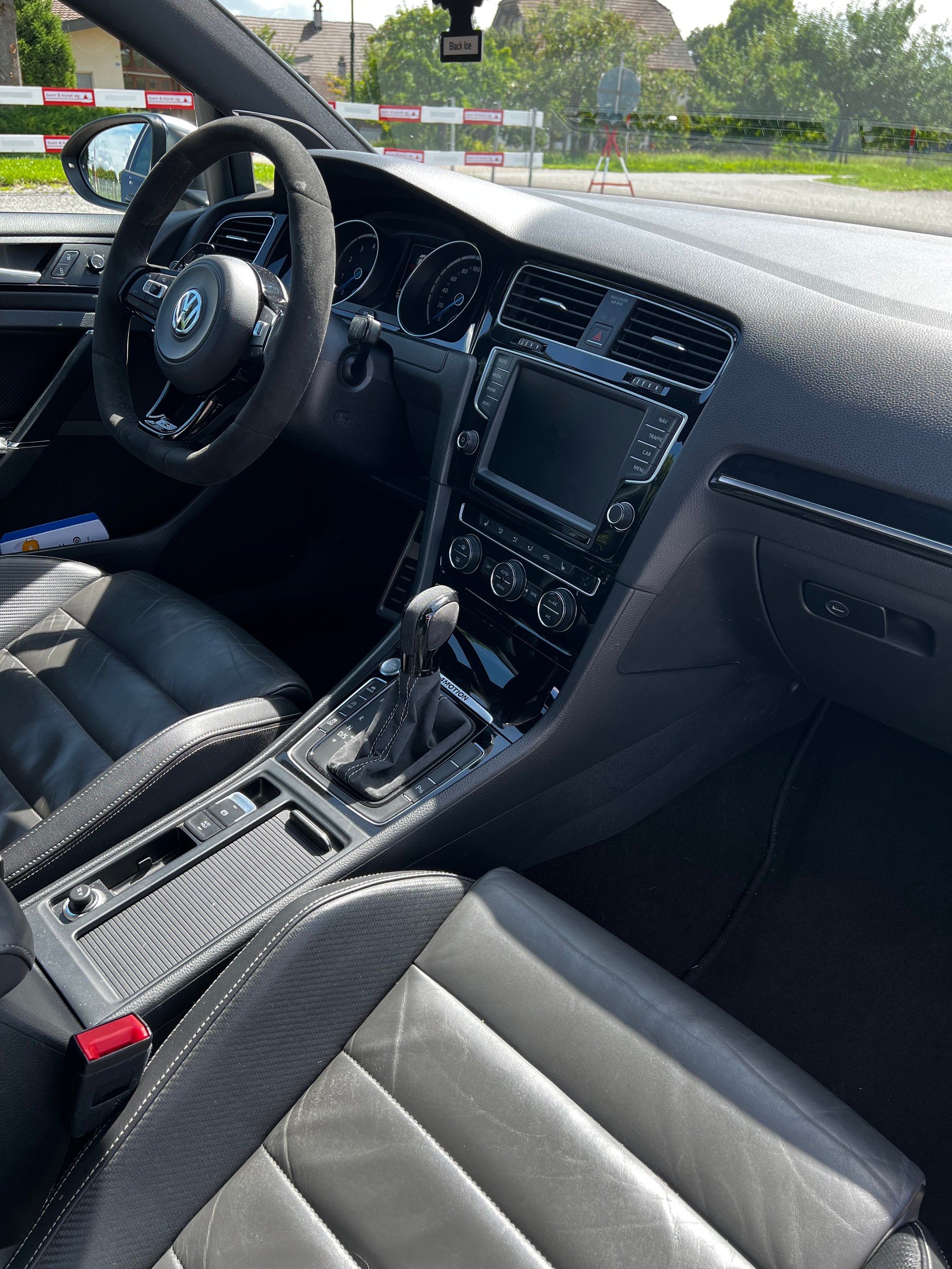 VW Golf Variant 2.0 TSI R 4 Motion DSG-image-11