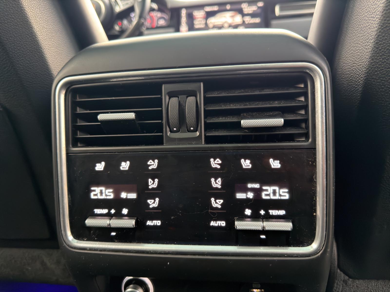PORSCHE Cayenne Turbo-image-17