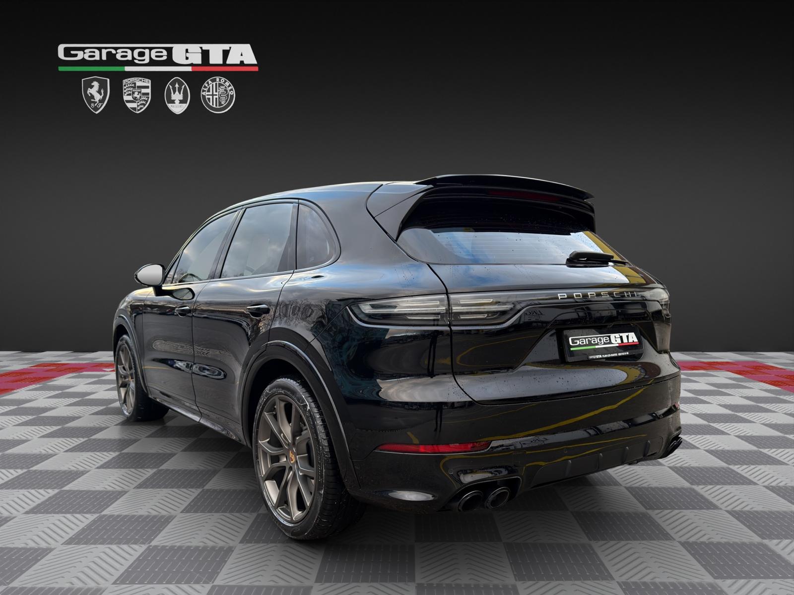PORSCHE Cayenne Turbo-showroom-element-2