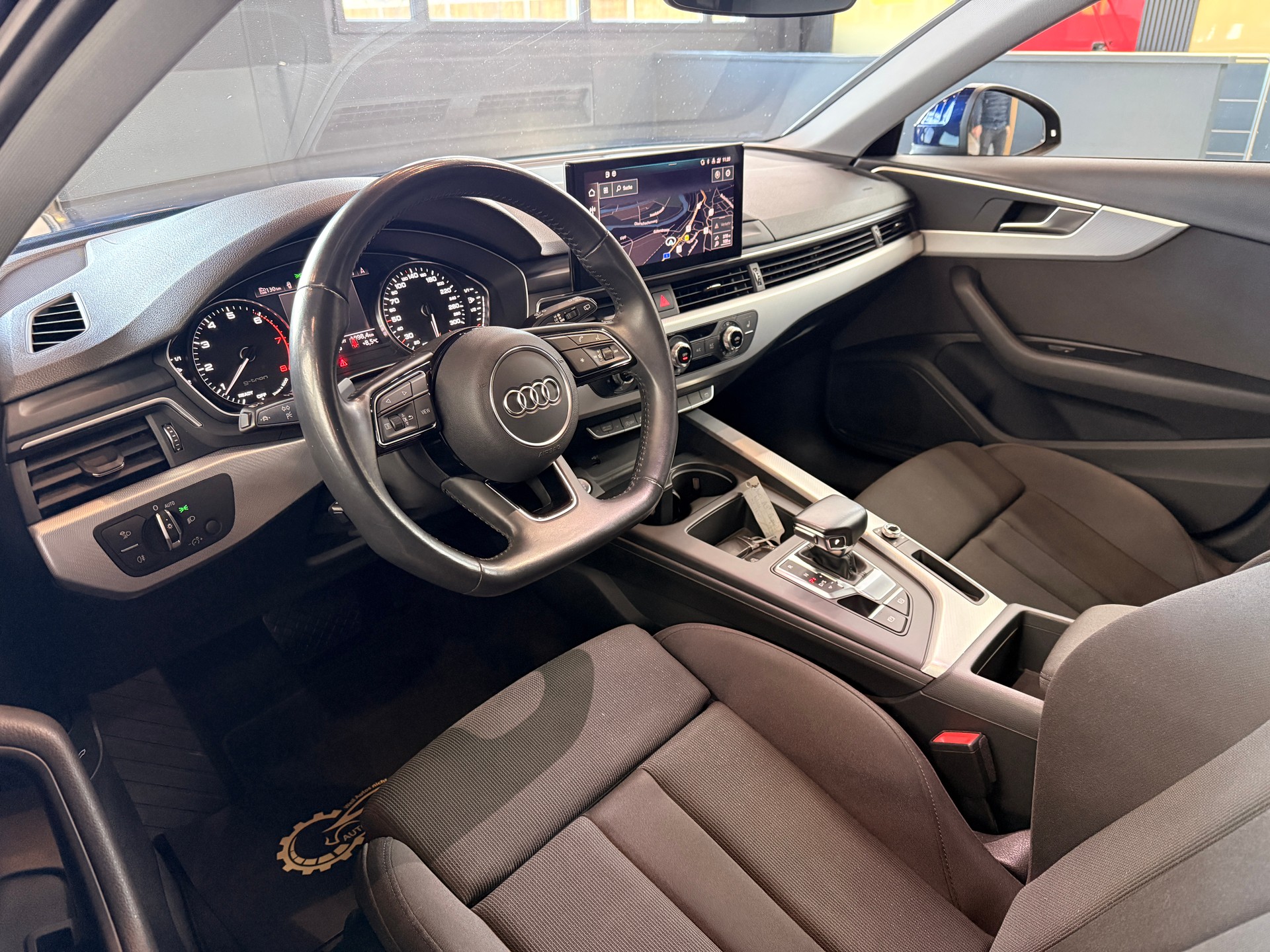 AUDI A4 Avant 40 g-tron S-tronic-image-8