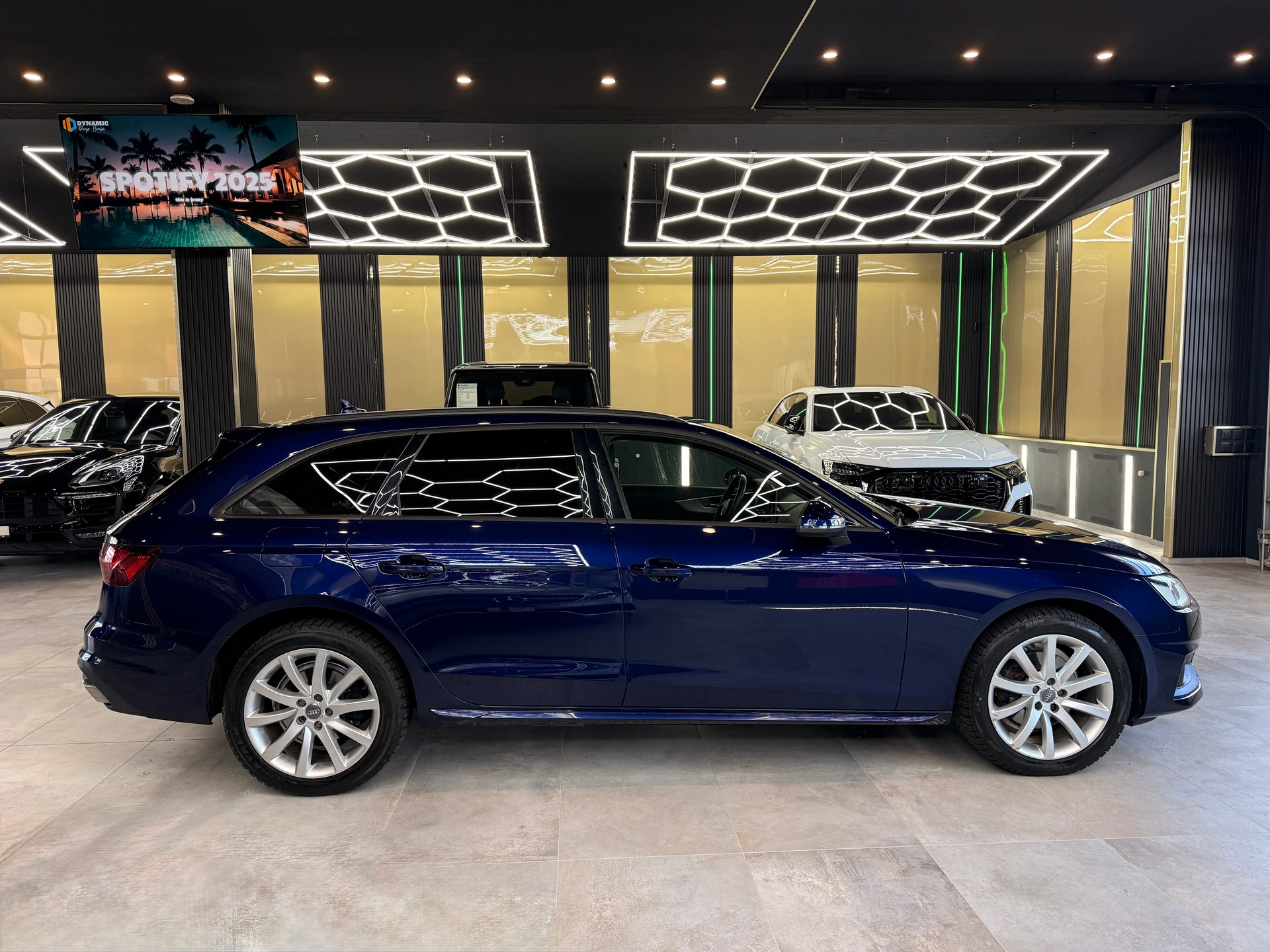 AUDI A4 Avant 40 g-tron S-tronic-image-3