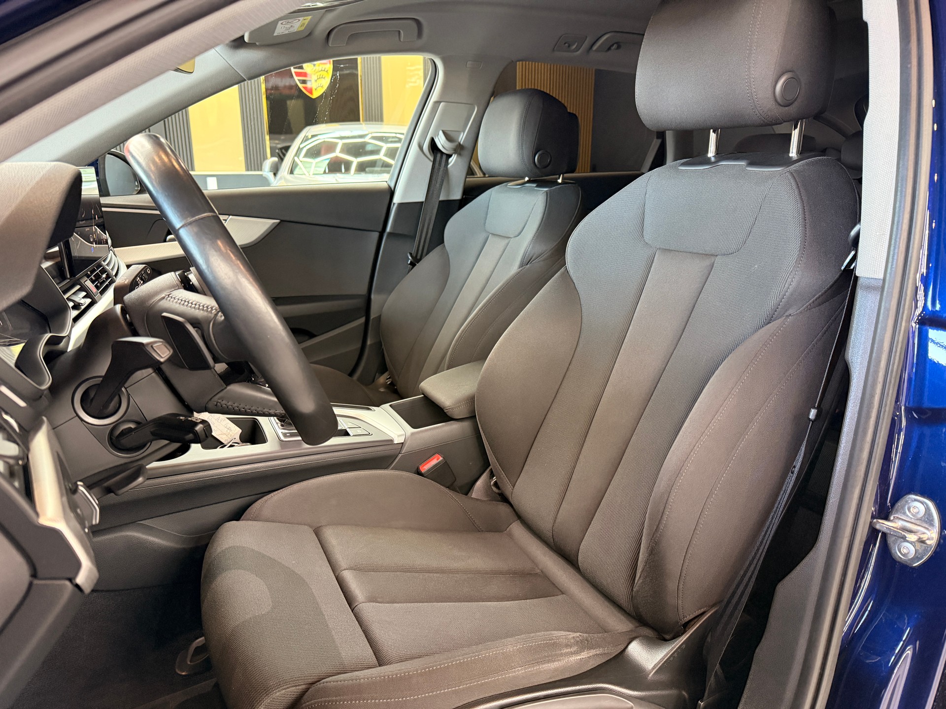 AUDI A4 Avant 40 g-tron S-tronic-image-9