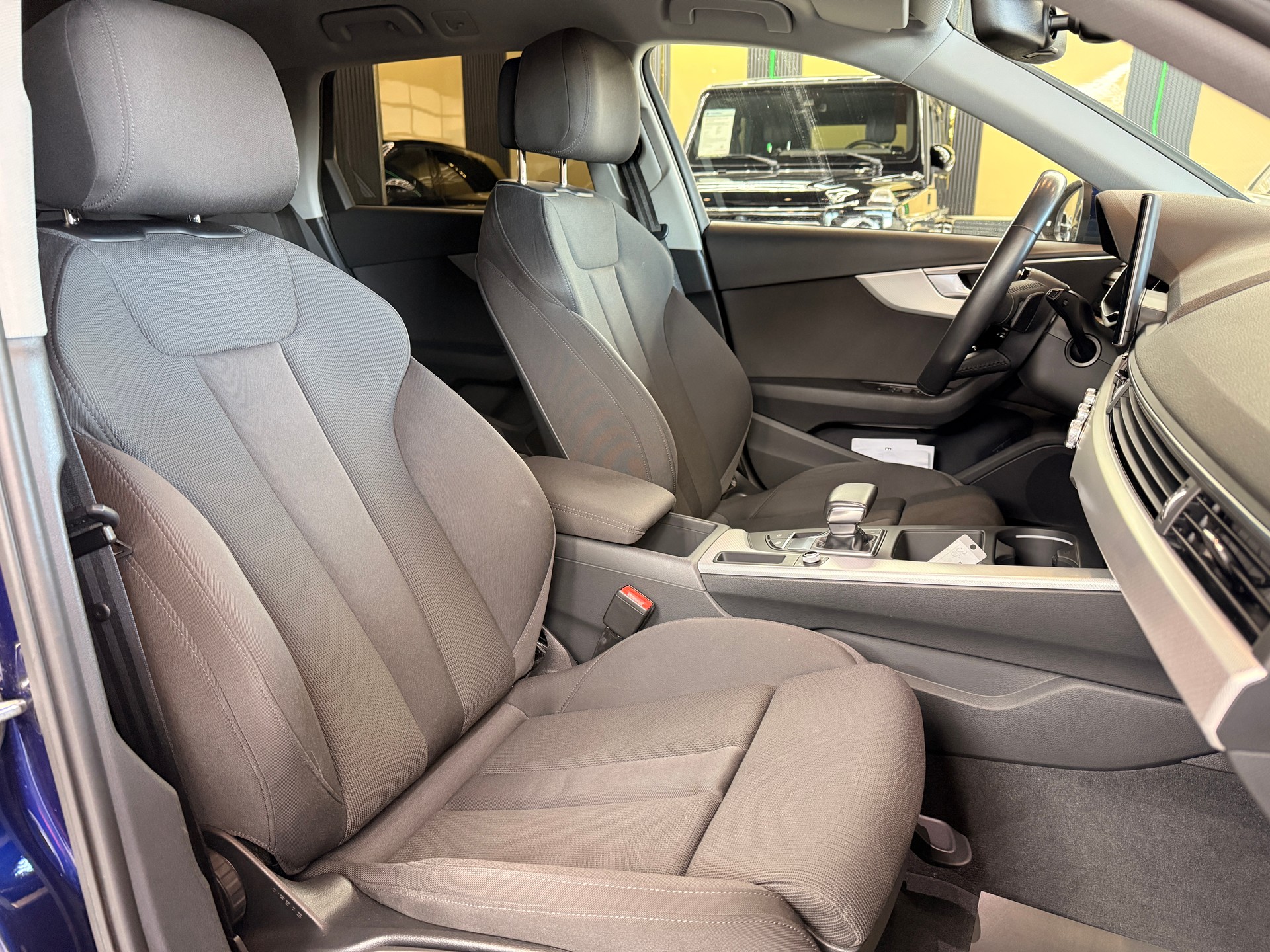 AUDI A4 Avant 40 g-tron S-tronic-image-11