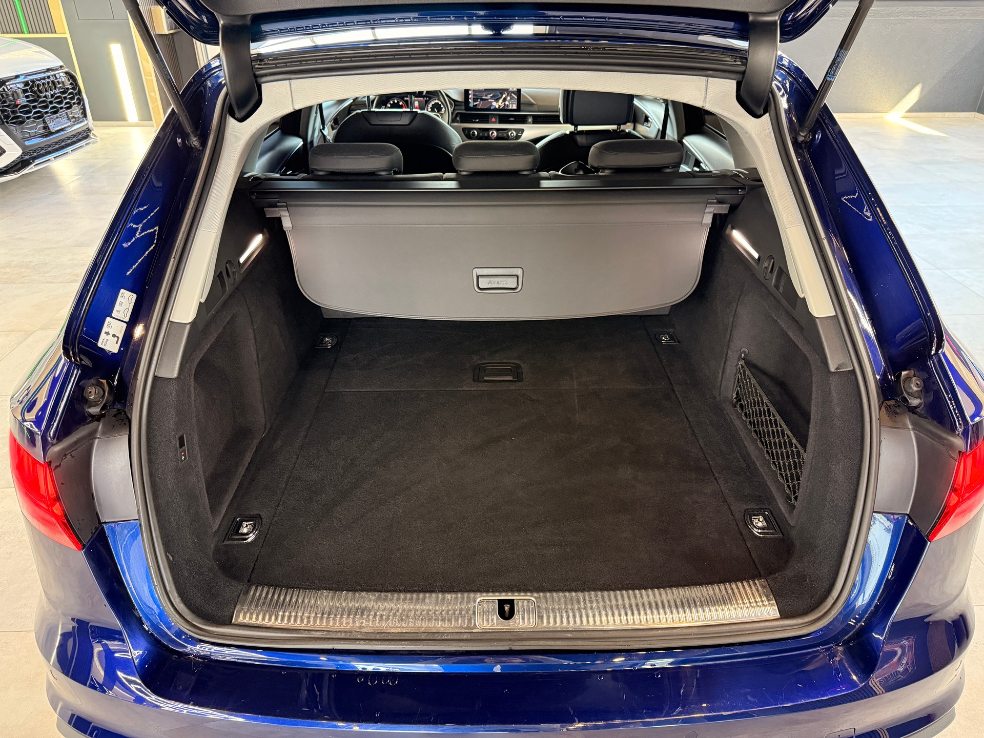 AUDI A4 Avant 40 g-tron S-tronic-image-15