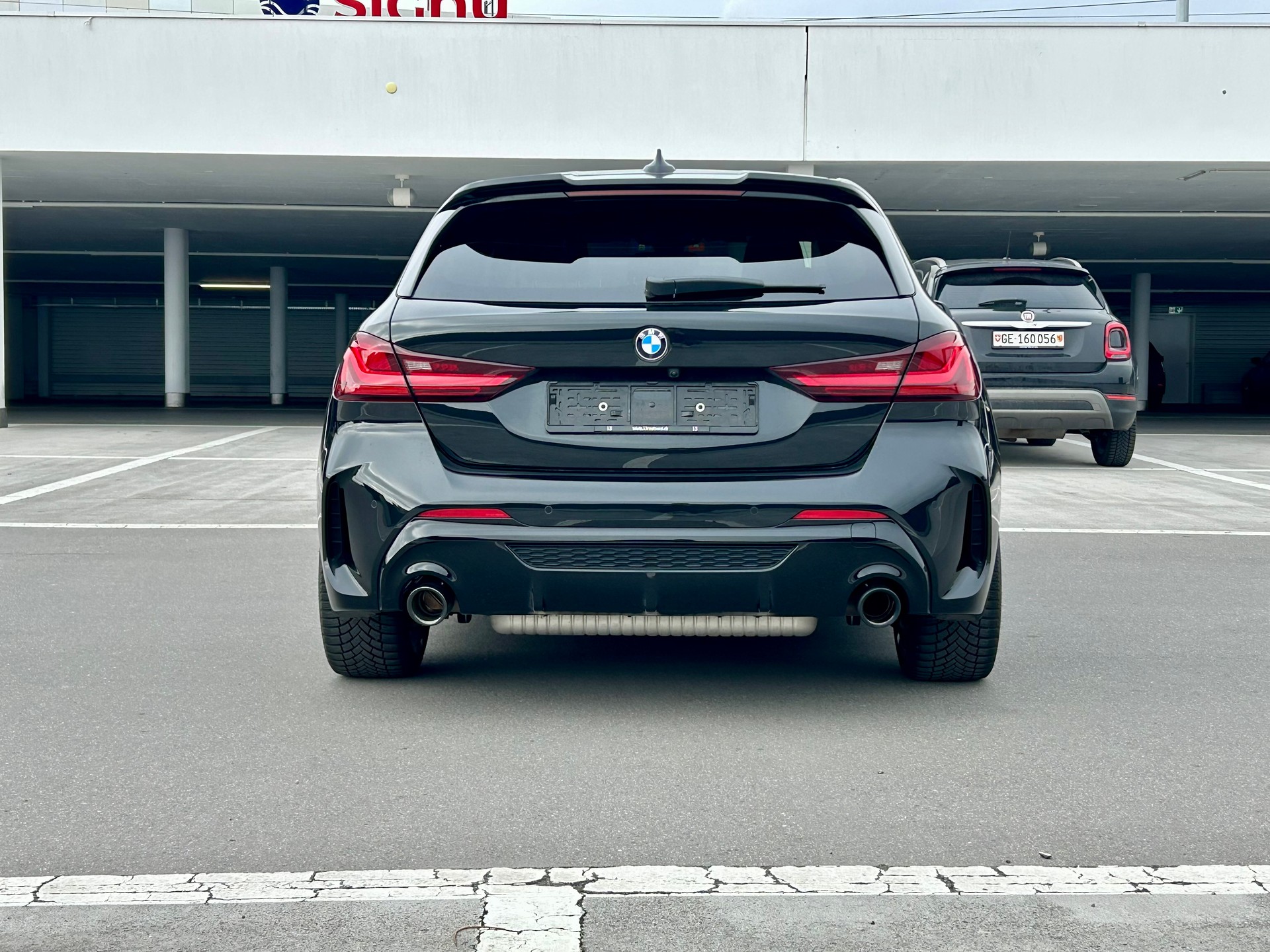 BMW M135i xDrive Steptronic-showroom-element-3