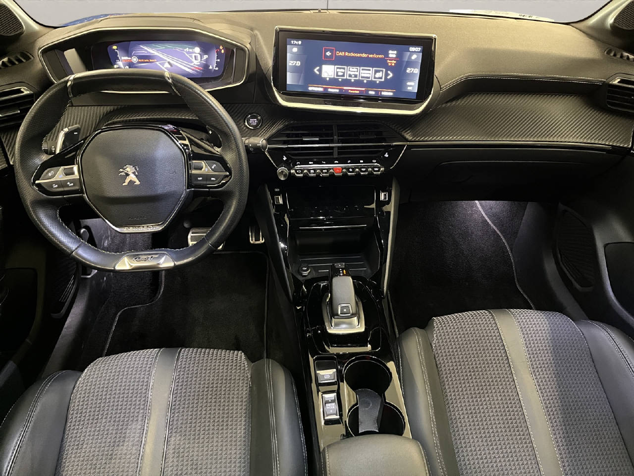 PEUGEOT 208 1.2 PureTech 130 GT Line-image-5