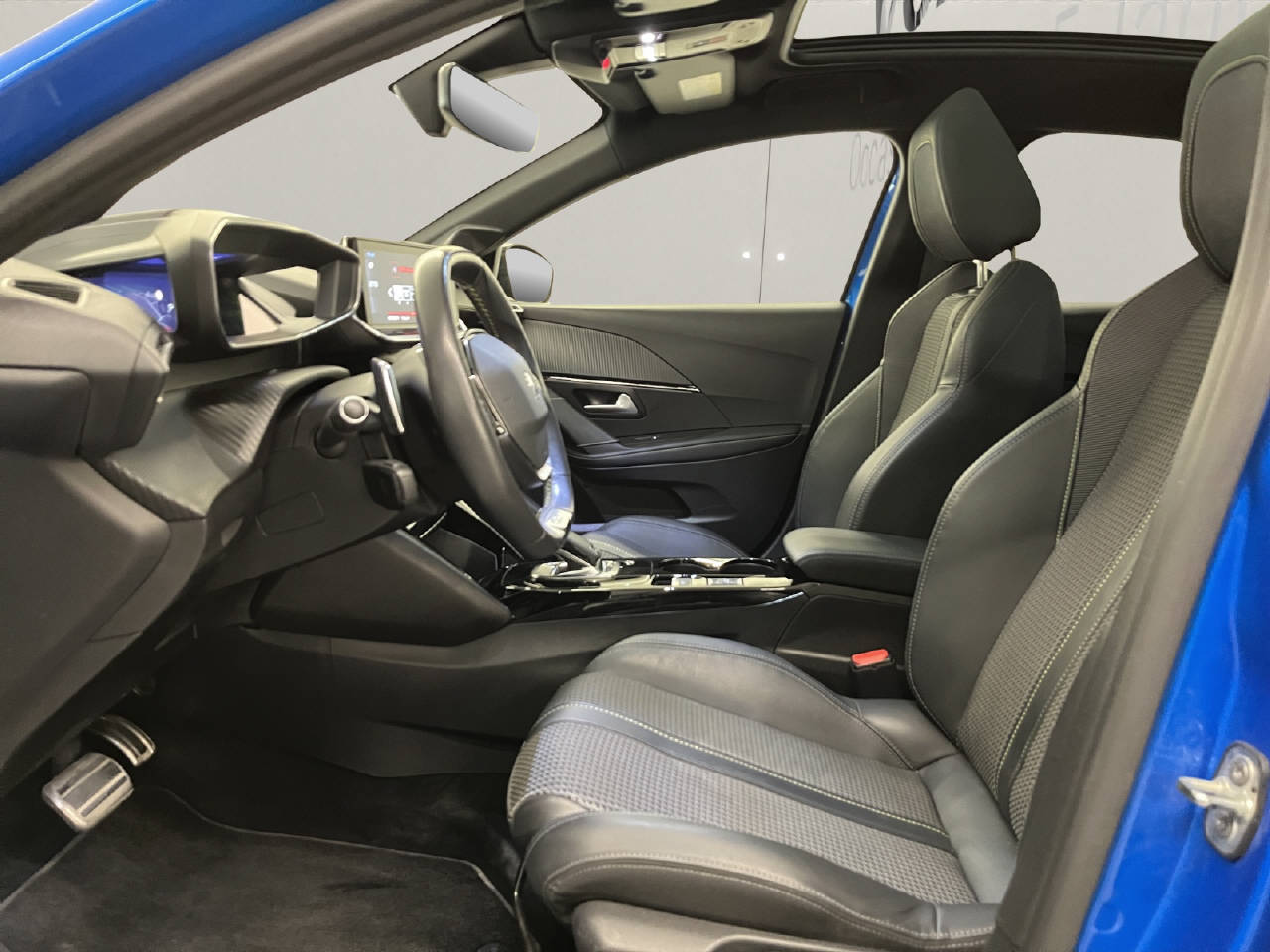 PEUGEOT 208 1.2 PureTech 130 GT Line-image-4