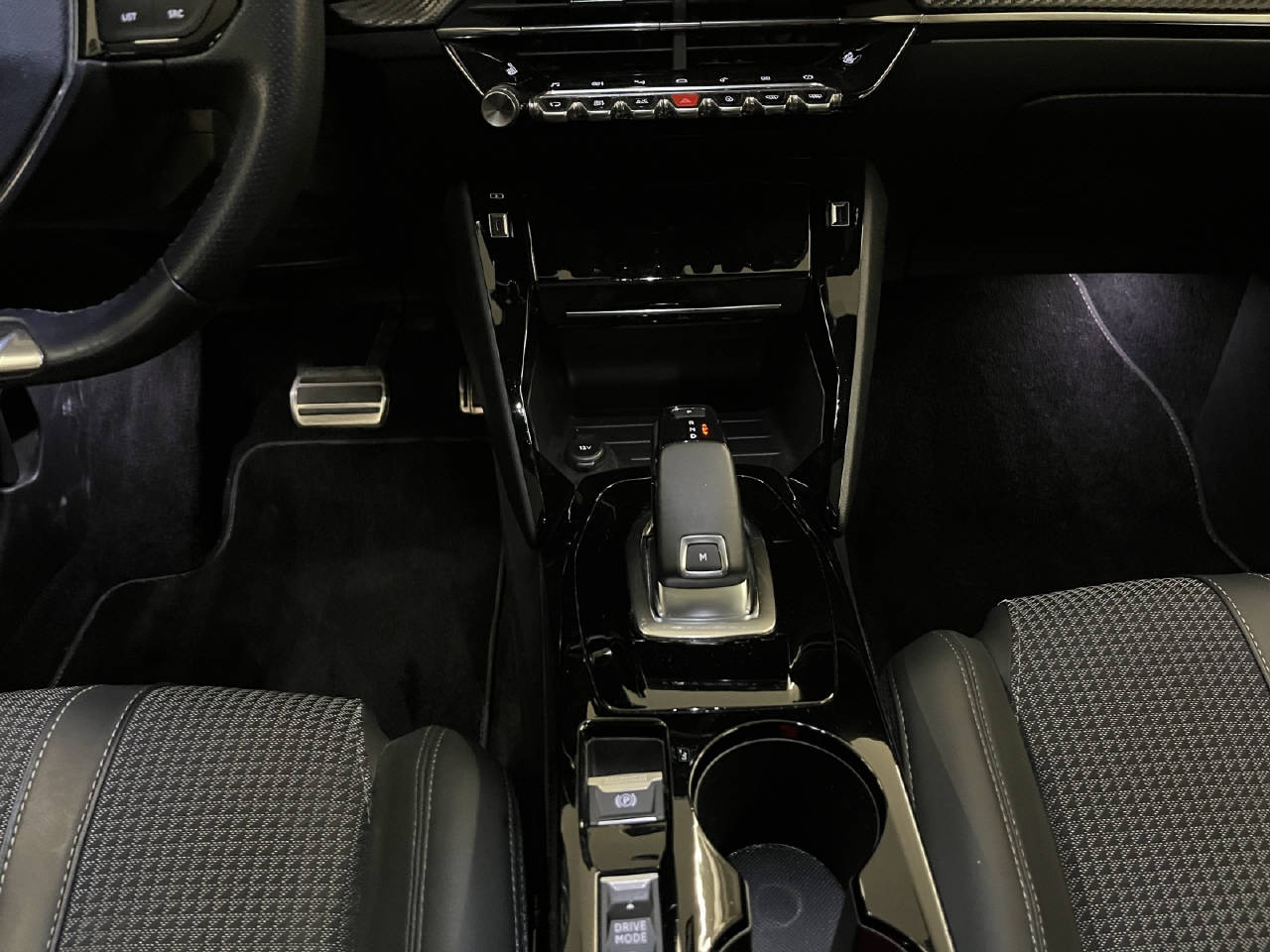 PEUGEOT 208 1.2 PureTech 130 GT Line-image-8