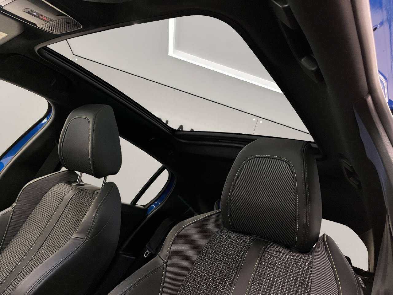 PEUGEOT 208 1.2 PureTech 130 GT Line-image-12