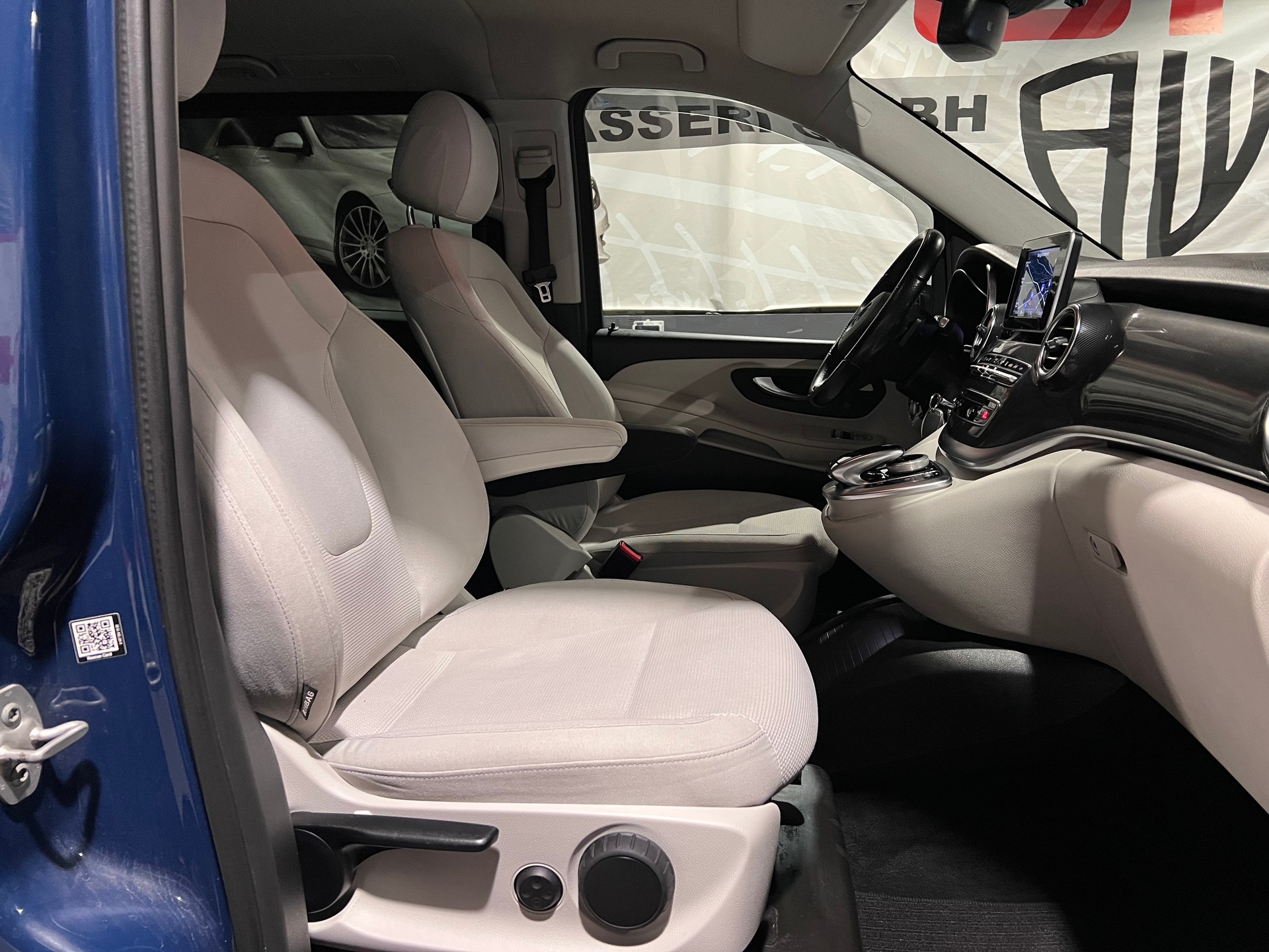MERCEDES-BENZ V 220 d Avantgarde kompakt 4Matic 7G-Tronic-image-12