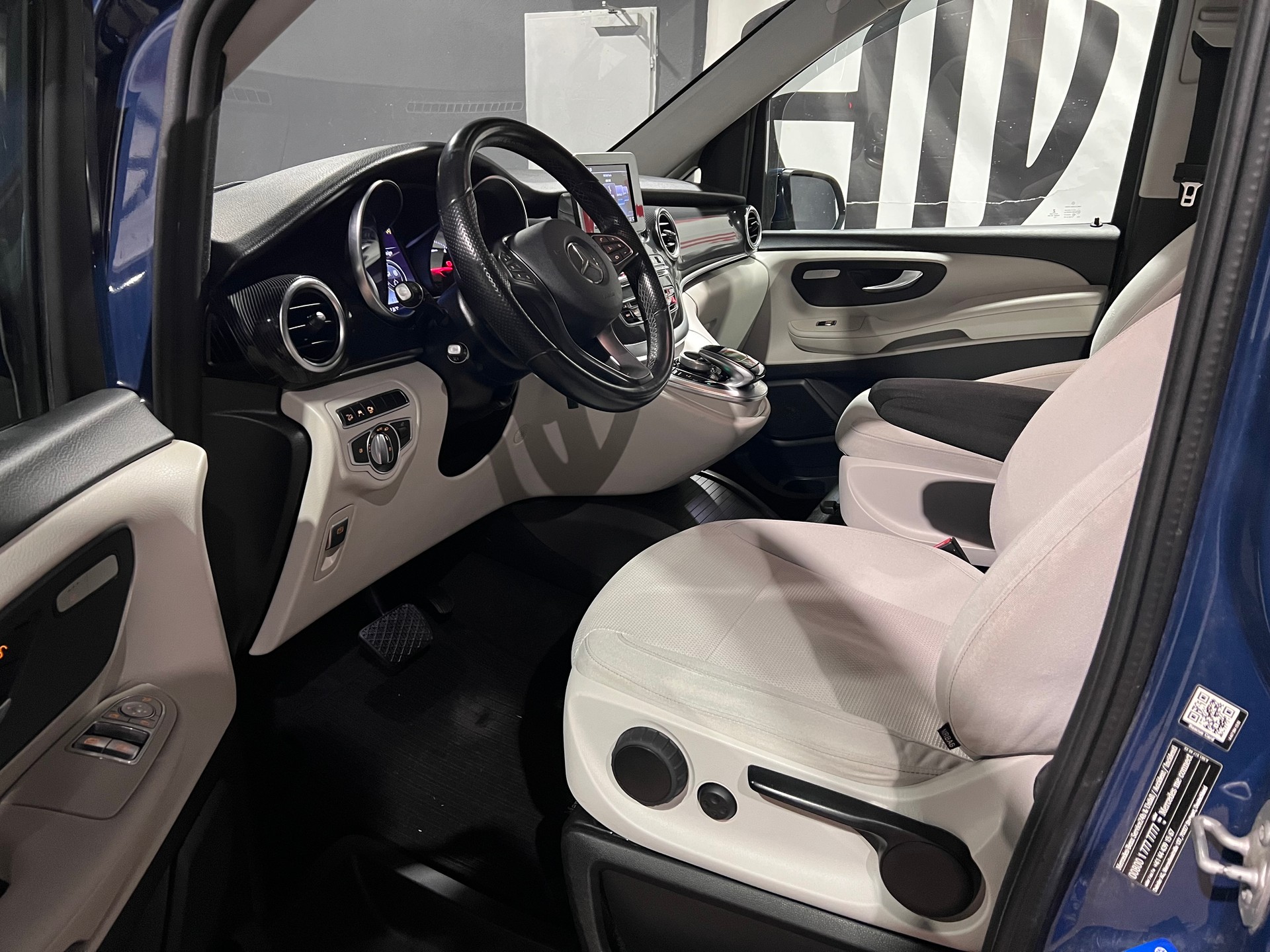 MERCEDES-BENZ V 220 d Avantgarde kompakt 4Matic 7G-Tronic-image-11