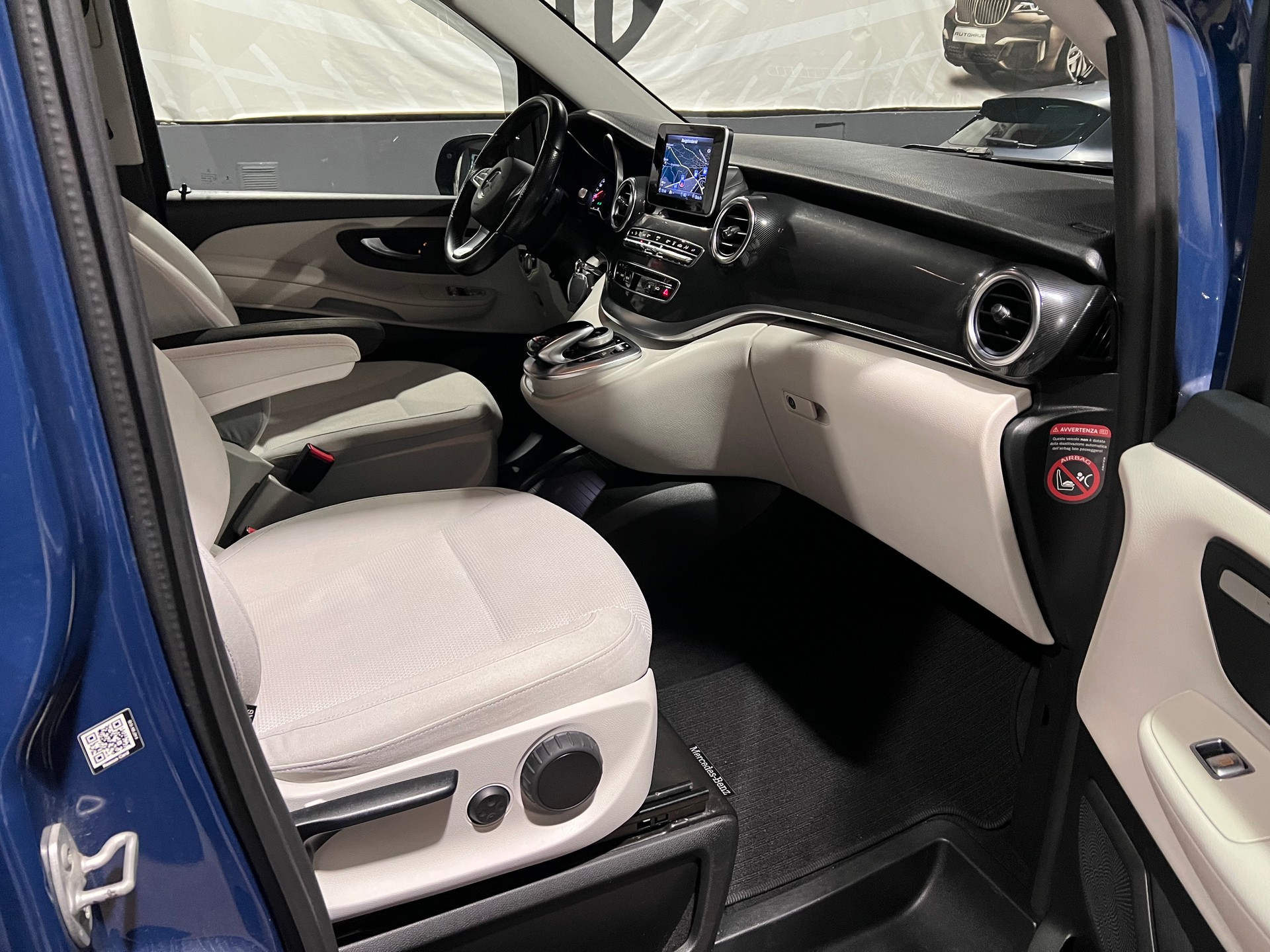 MERCEDES-BENZ V 220 d Avantgarde kompakt 4Matic 7G-Tronic-image-13