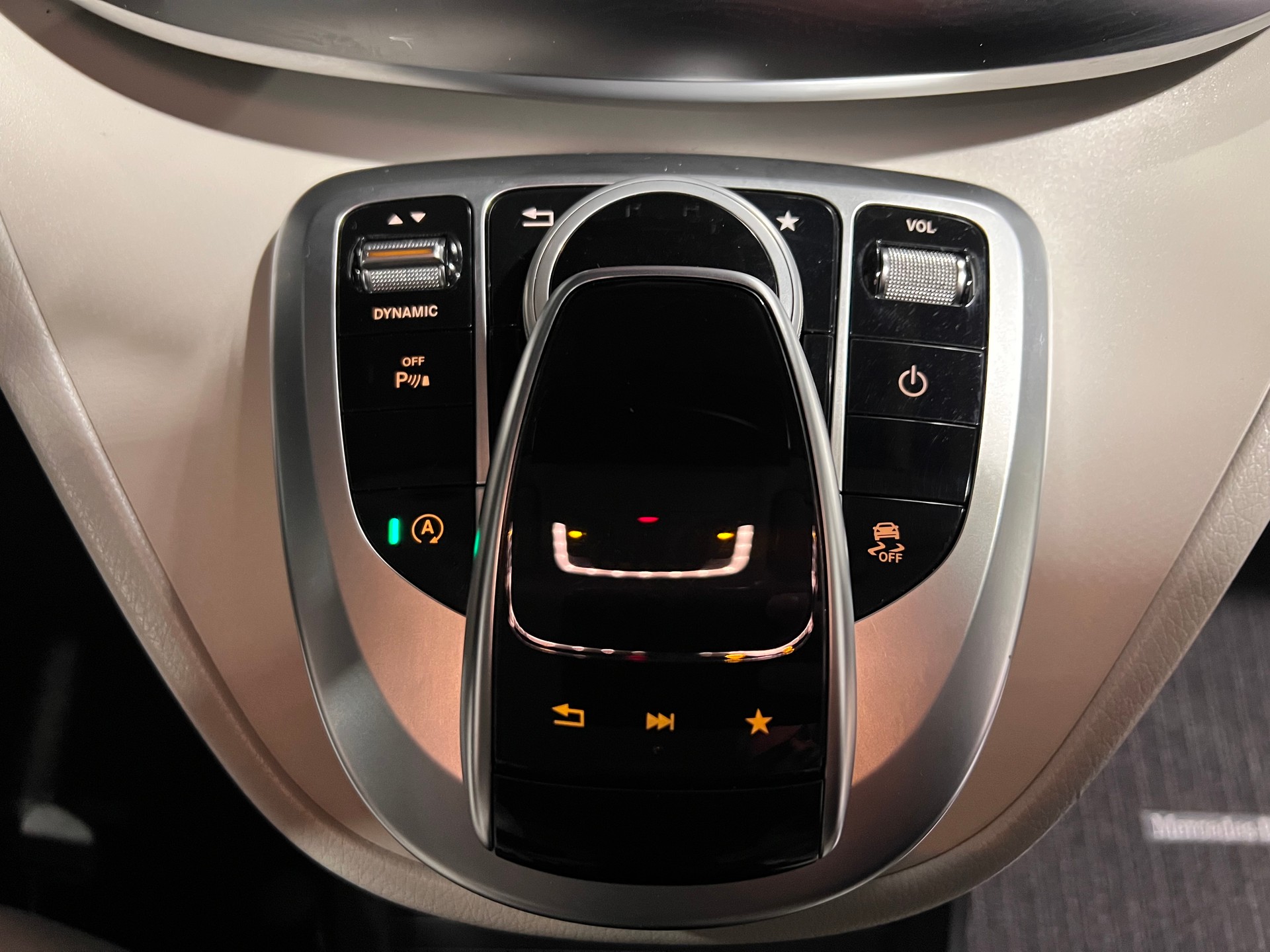 MERCEDES-BENZ V 220 d Avantgarde kompakt 4Matic 7G-Tronic-image-23