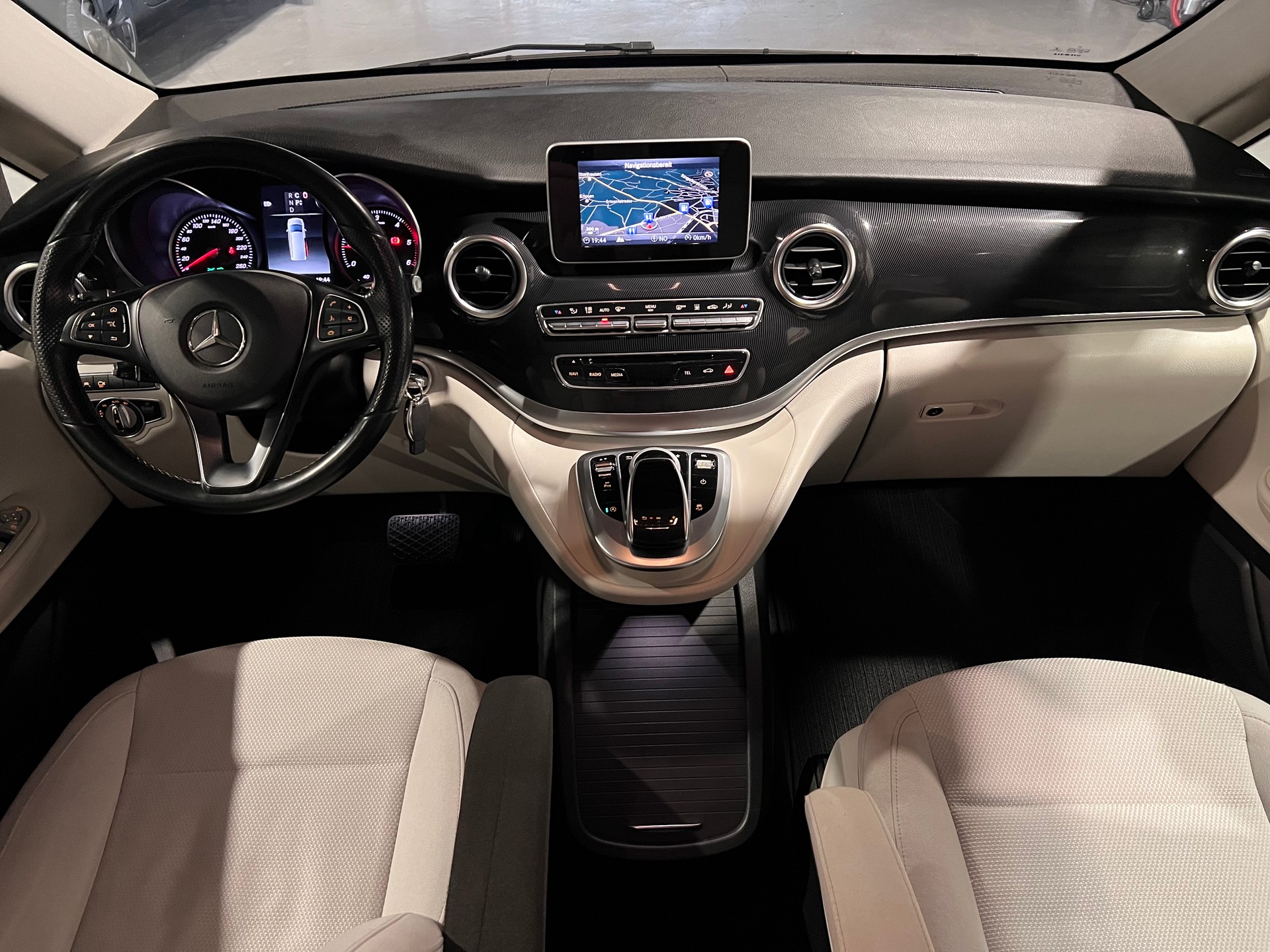 MERCEDES-BENZ V 220 d Avantgarde kompakt 4Matic 7G-Tronic-image-10