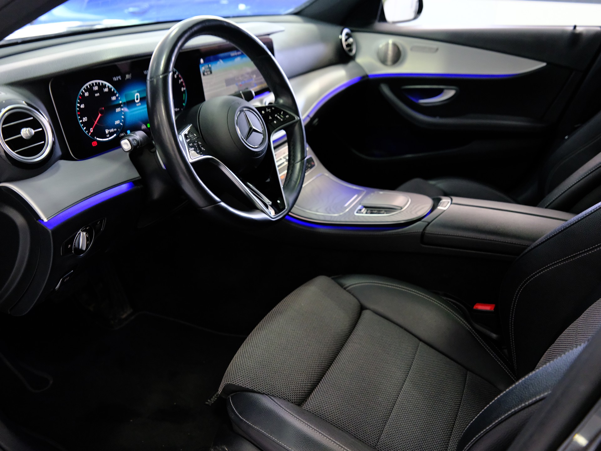 MERCEDES-BENZ E 300 e 4Matic EQ Star 9G-Tronic-image-9