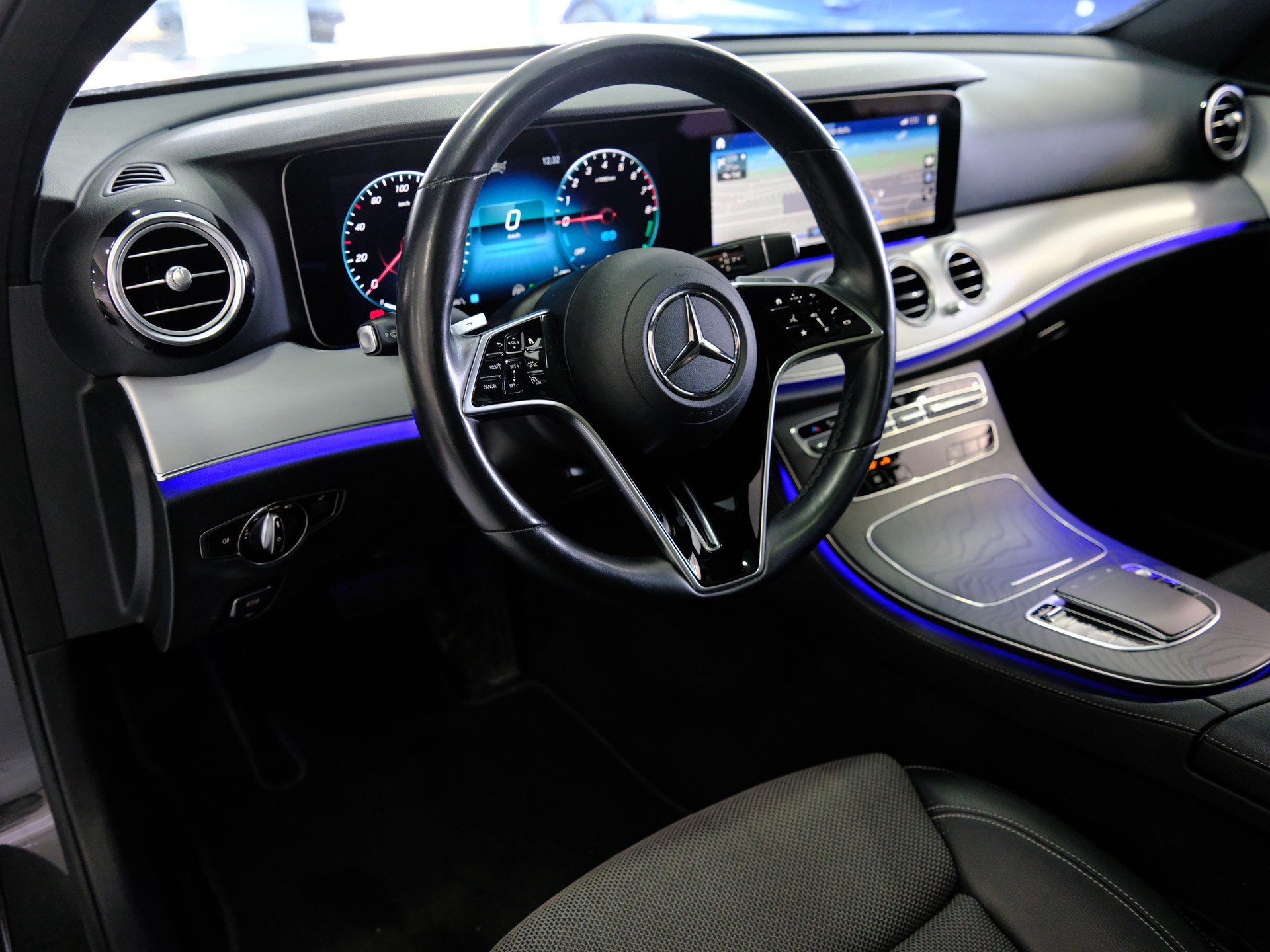 MERCEDES-BENZ E 300 e 4Matic EQ Star 9G-Tronic-image-8