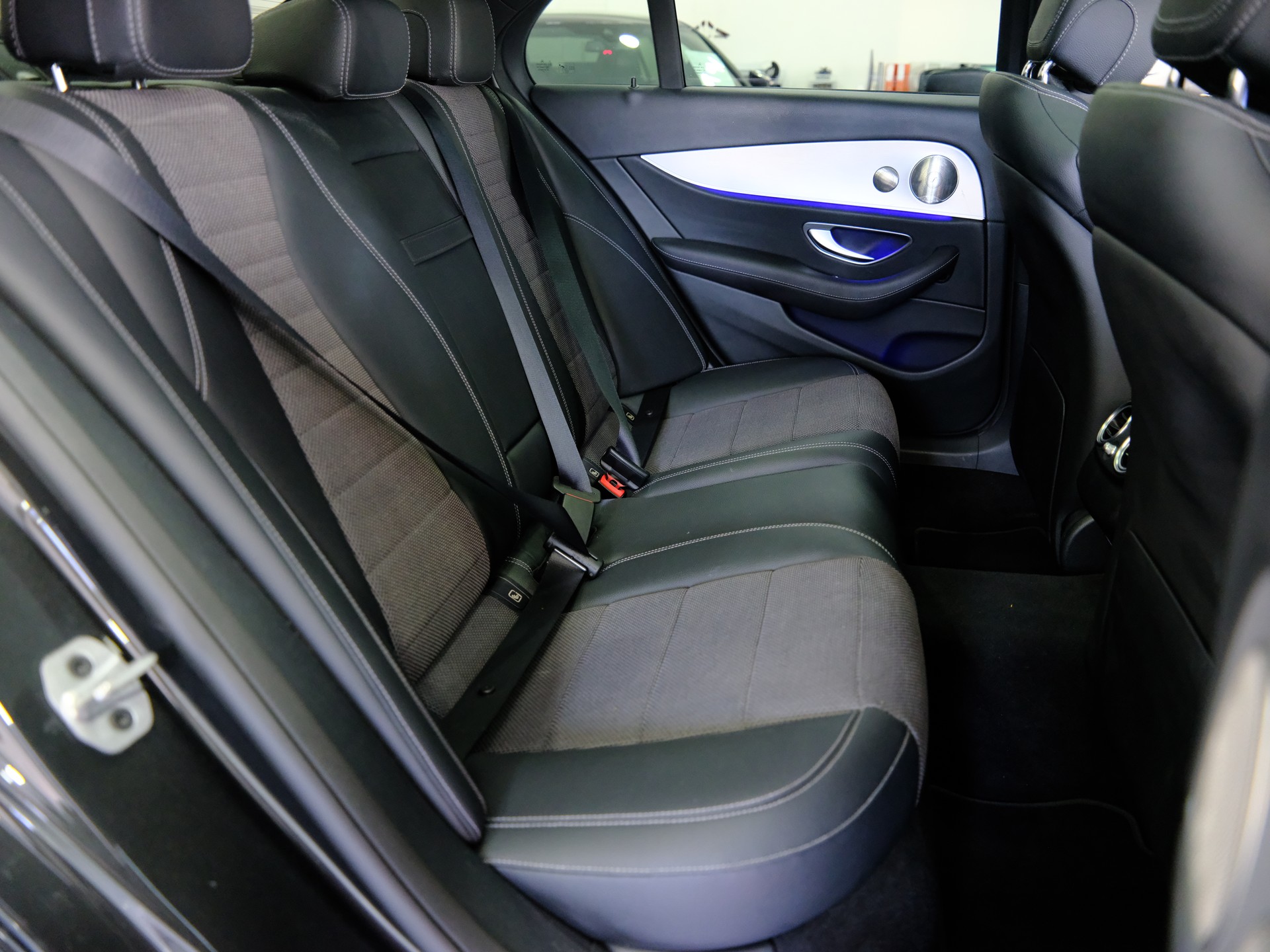 MERCEDES-BENZ E 300 e 4Matic EQ Star 9G-Tronic-image-15