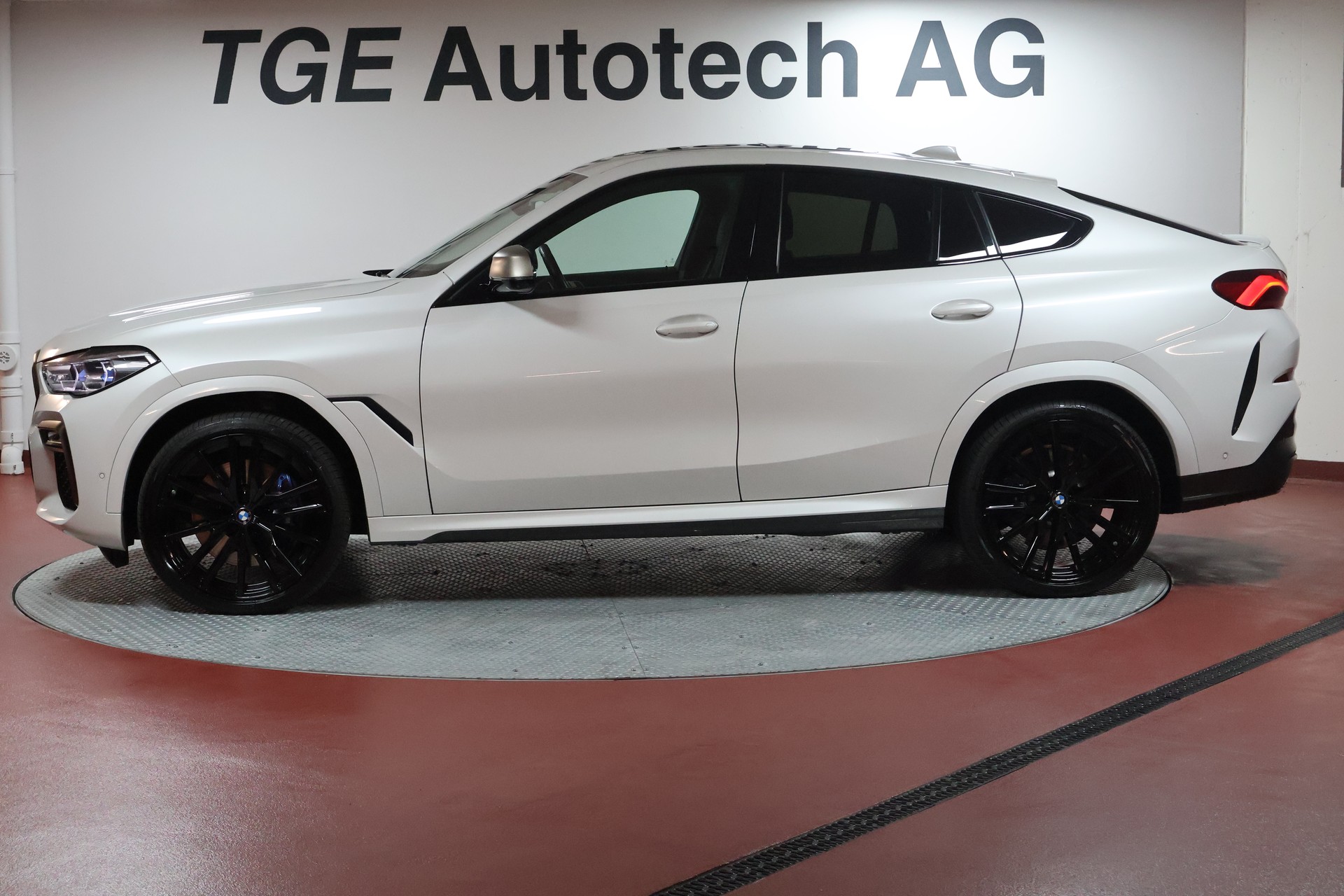 BMW X6 M50d-showroom-element-3