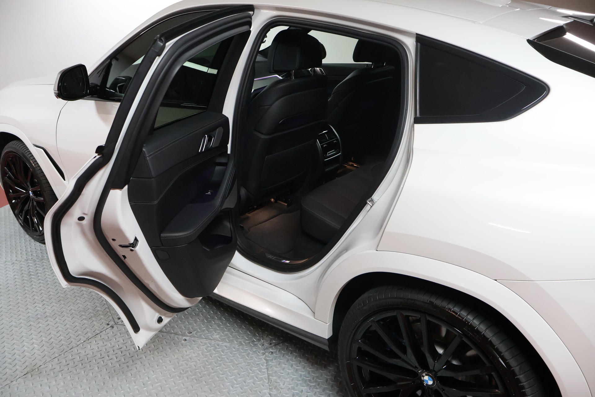 BMW X6 M50d-image-15