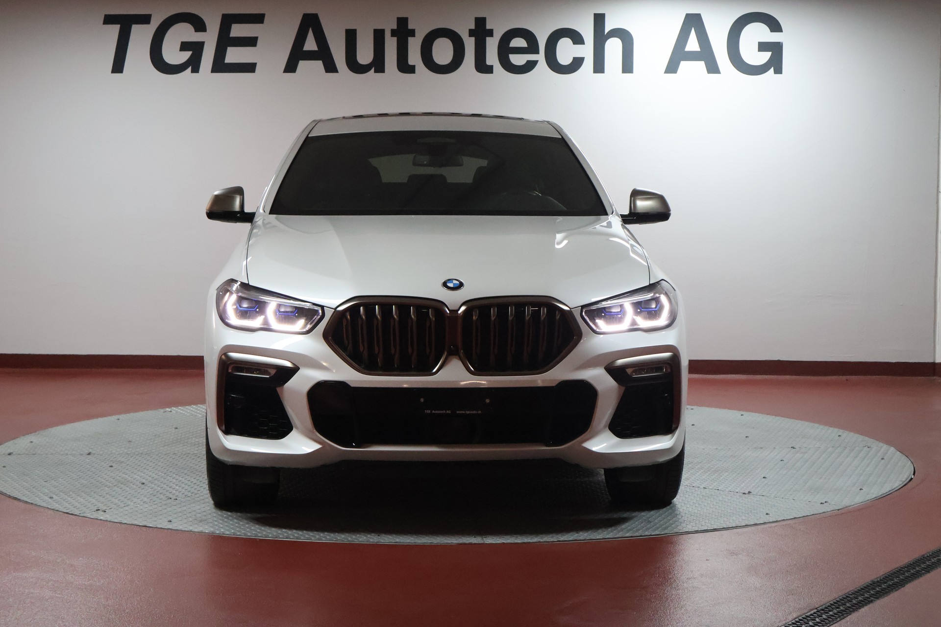 BMW X6 M50d-showroom-element-1
