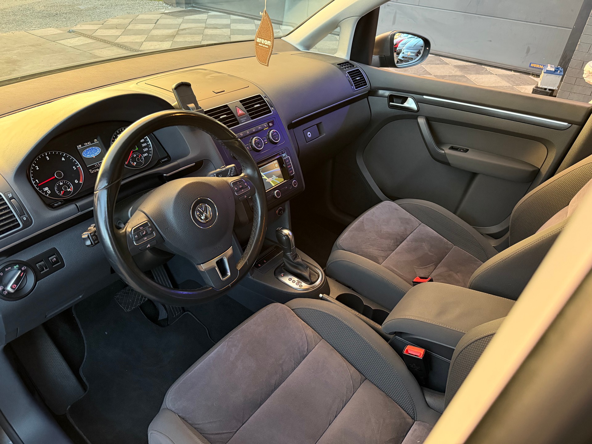 VW Touran 1.6 TDI BlueMotion Technology Highline DSG-image-9