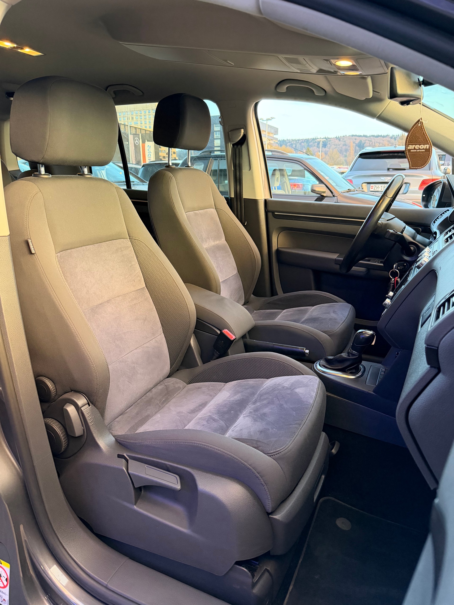 VW Touran 1.6 TDI BlueMotion Technology Highline DSG-image-19